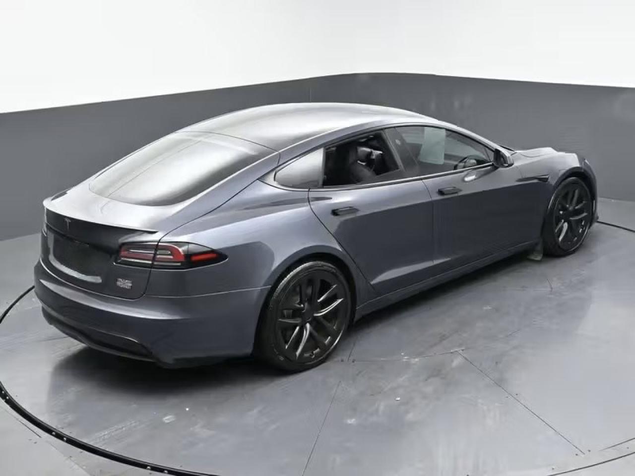 2022 Tesla Model S Plaid Photo