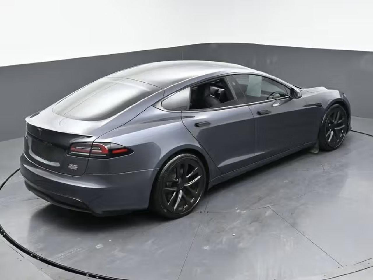 2022 Tesla Model S Plaid Photo