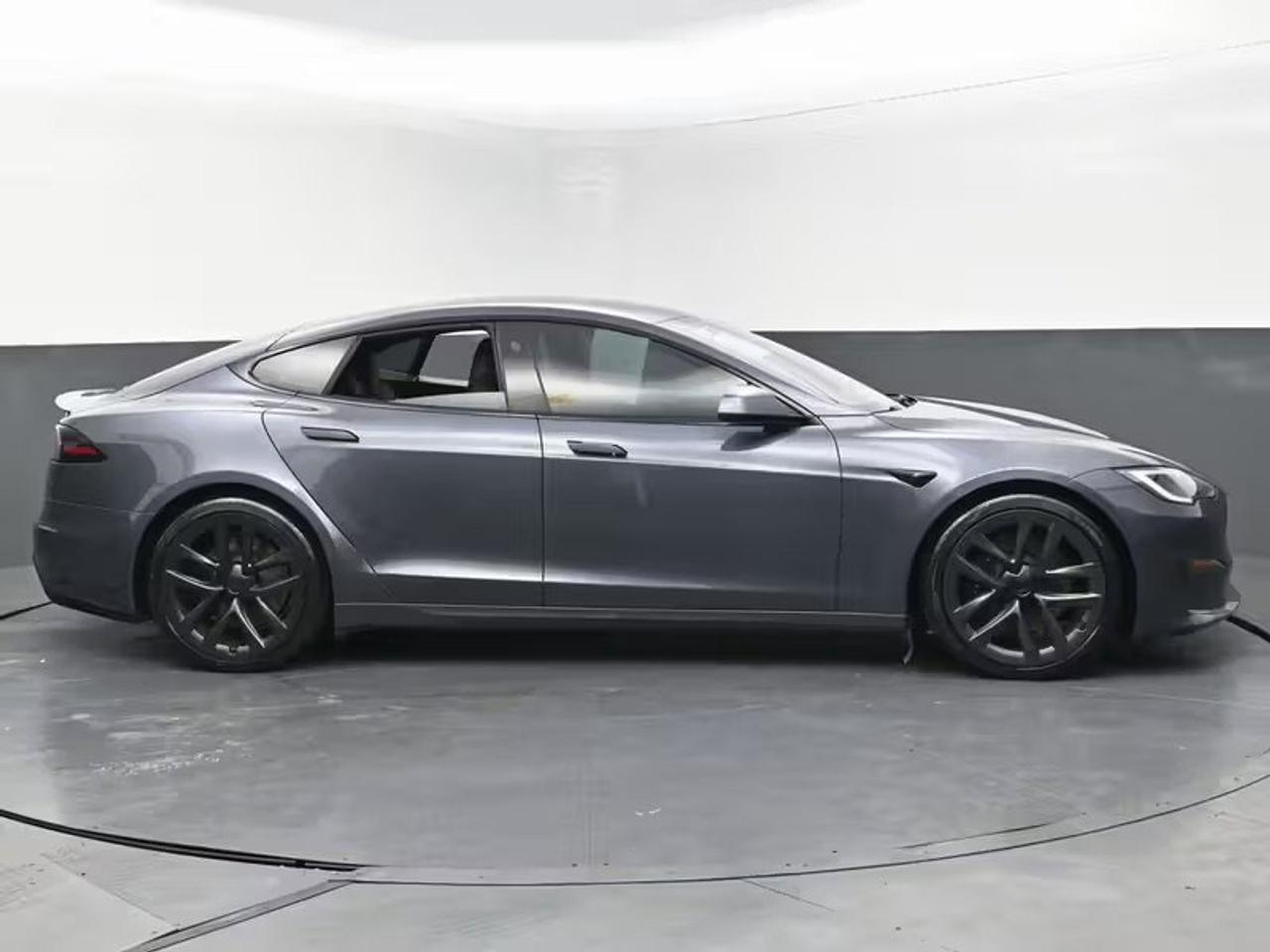 2022 Tesla Model S Plaid Photo