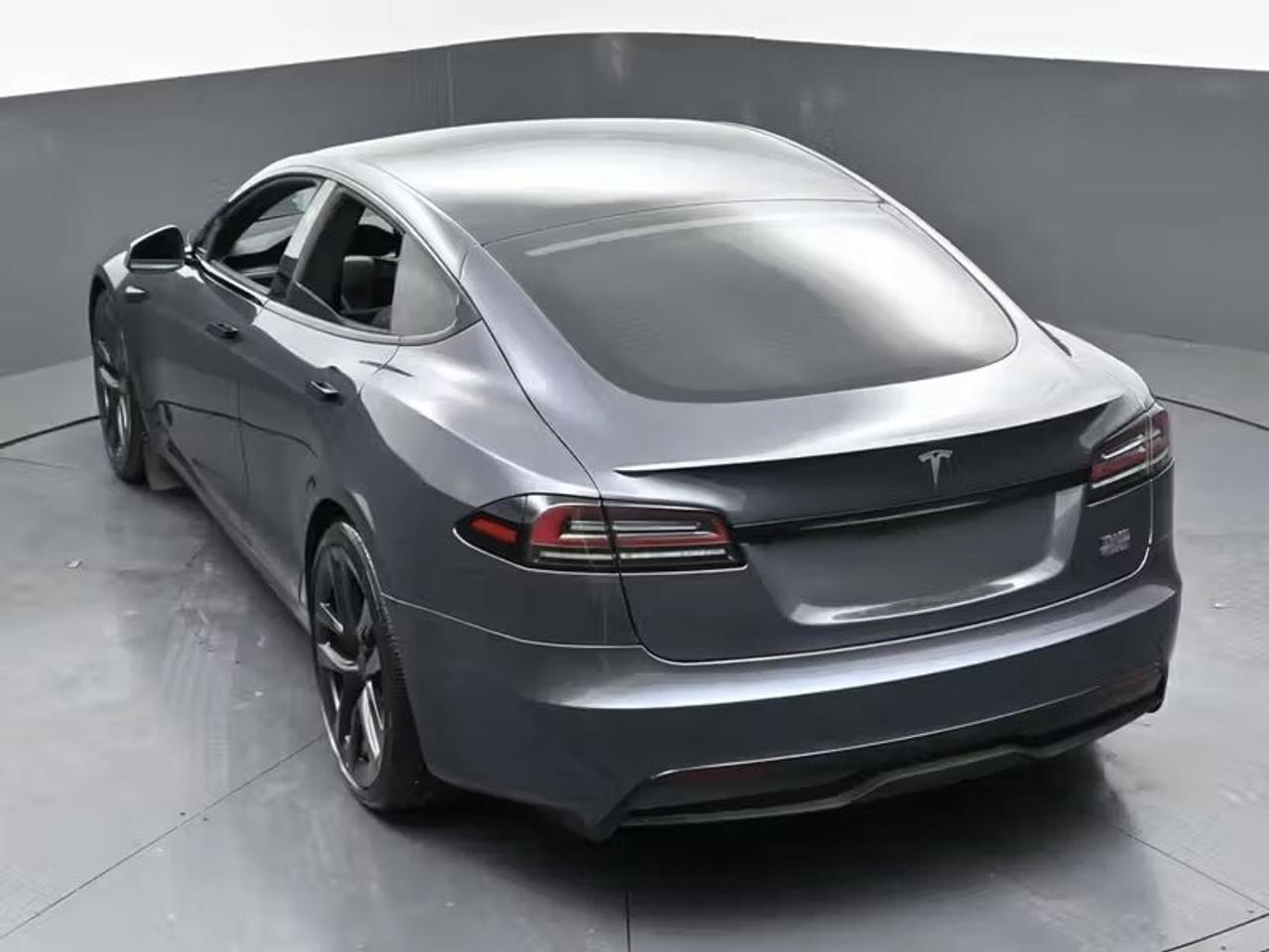2022 Tesla Model S Plaid Photo