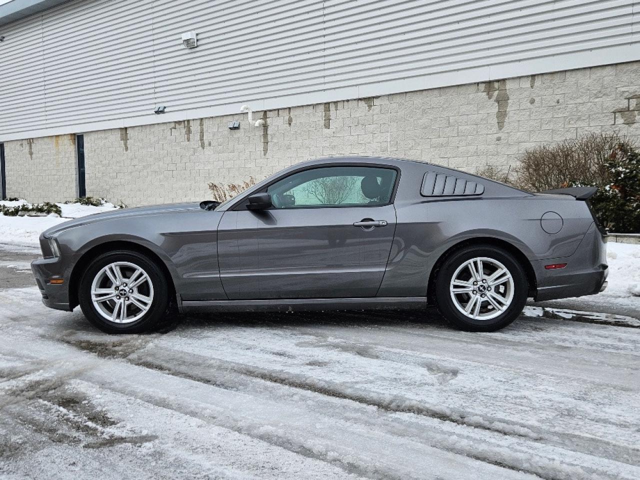 2013 Ford Mustang COUPE V6 **AUTOMATIC-ONLY 86,000KM-CERTIFIED** Photo