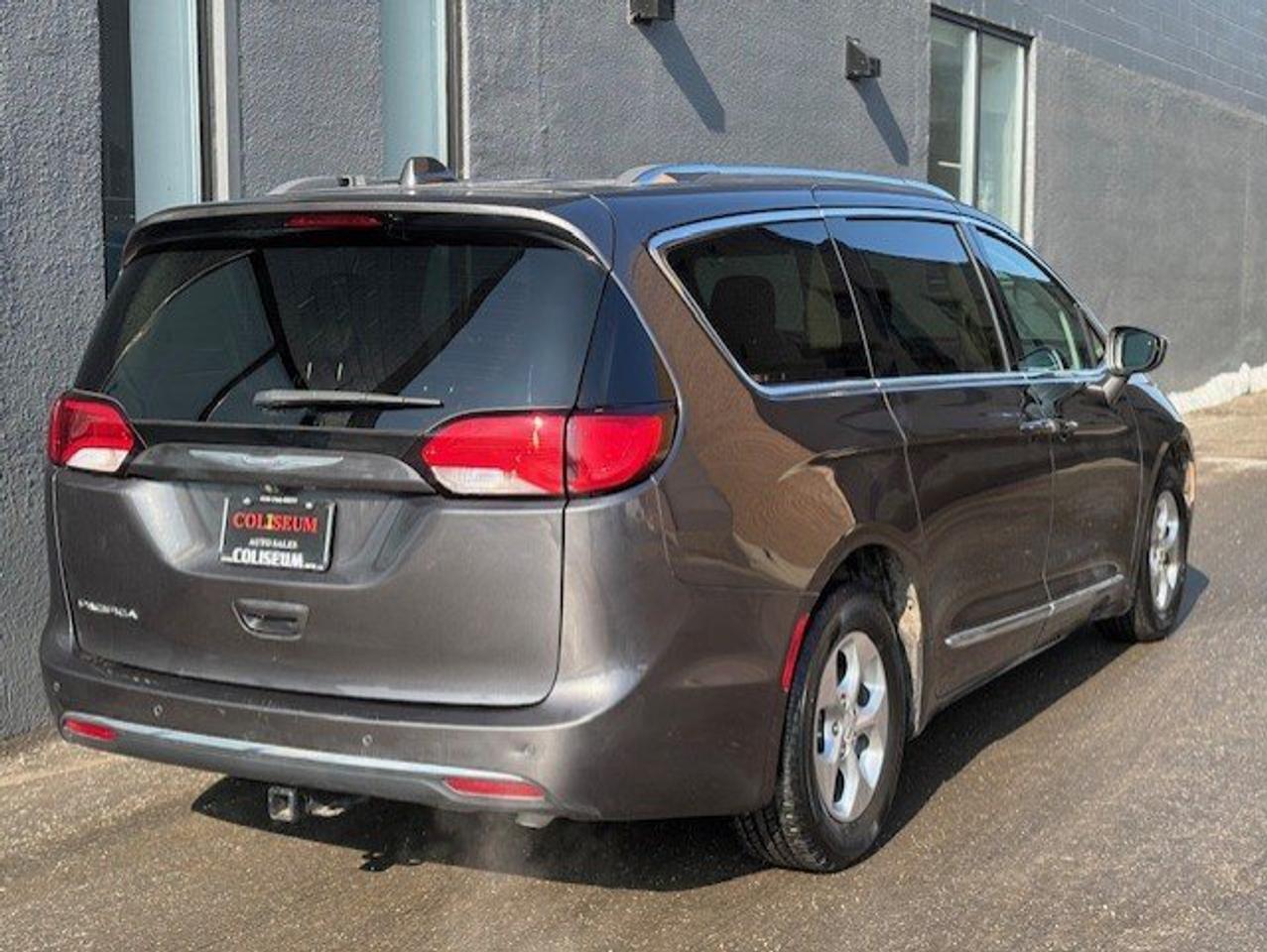 2017 Chrysler Pacifica TOURING-L PLUS **LEATHER-NAVI-BACK UP CAMERA-STOW N GO** Photo4