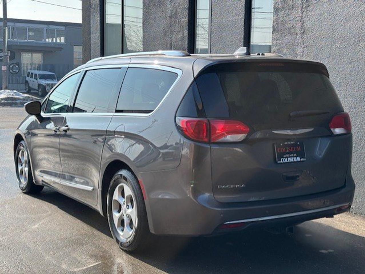 2017 Chrysler Pacifica TOURING-L PLUS **LEATHER-NAVI-BACK UP CAMERA-STOW N GO** Photo2