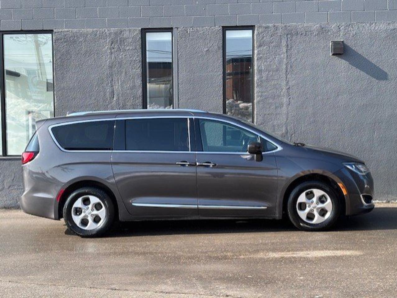 2017 Chrysler Pacifica TOURING-L PLUS **LEATHER-NAVI-BACK UP CAMERA-STOW N GO** Photo