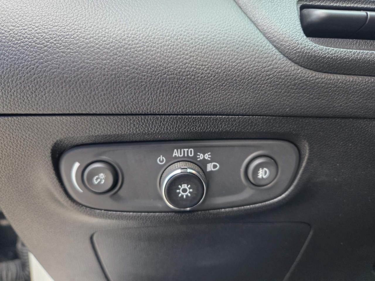 2022 Buick Encore GX Essence One Owner | Leather | Nav | Sunroof | Tech Package | 18" Wheels Photo