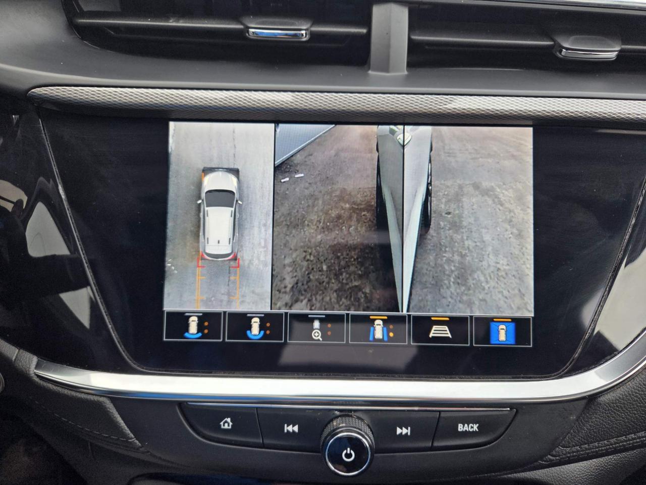 2022 Buick Encore GX Essence One Owner | Leather | Nav | Sunroof | Tech Package | 18" Wheels Photo