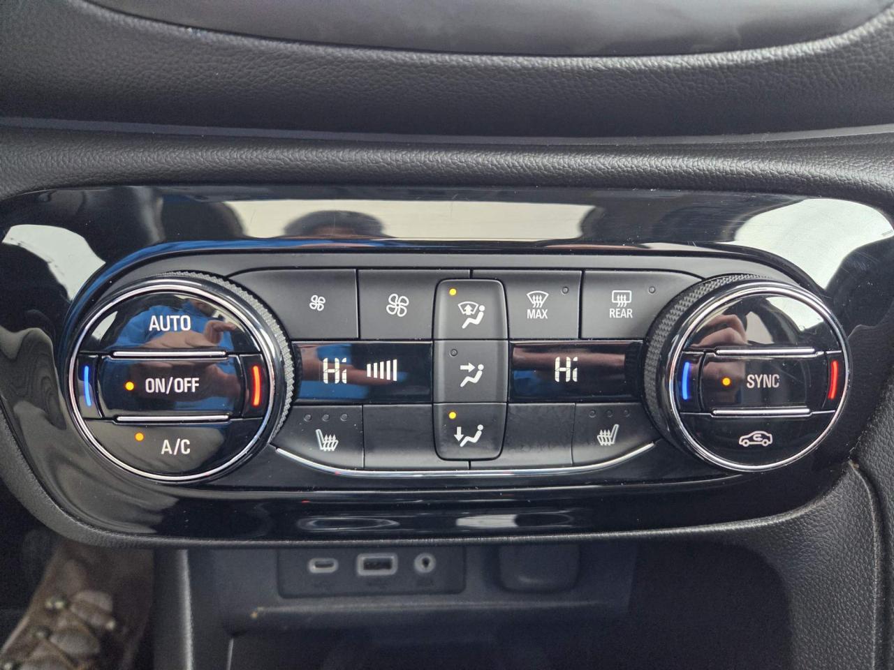 2022 Buick Encore GX Essence One Owner | Leather | Nav | Sunroof | Tech Package | 18" Wheels Photo