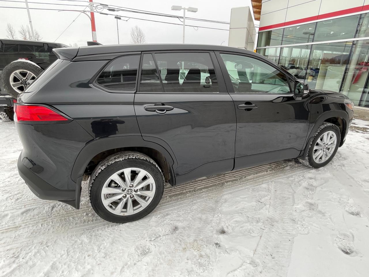 2025 Toyota Corolla Cross LE Photo4