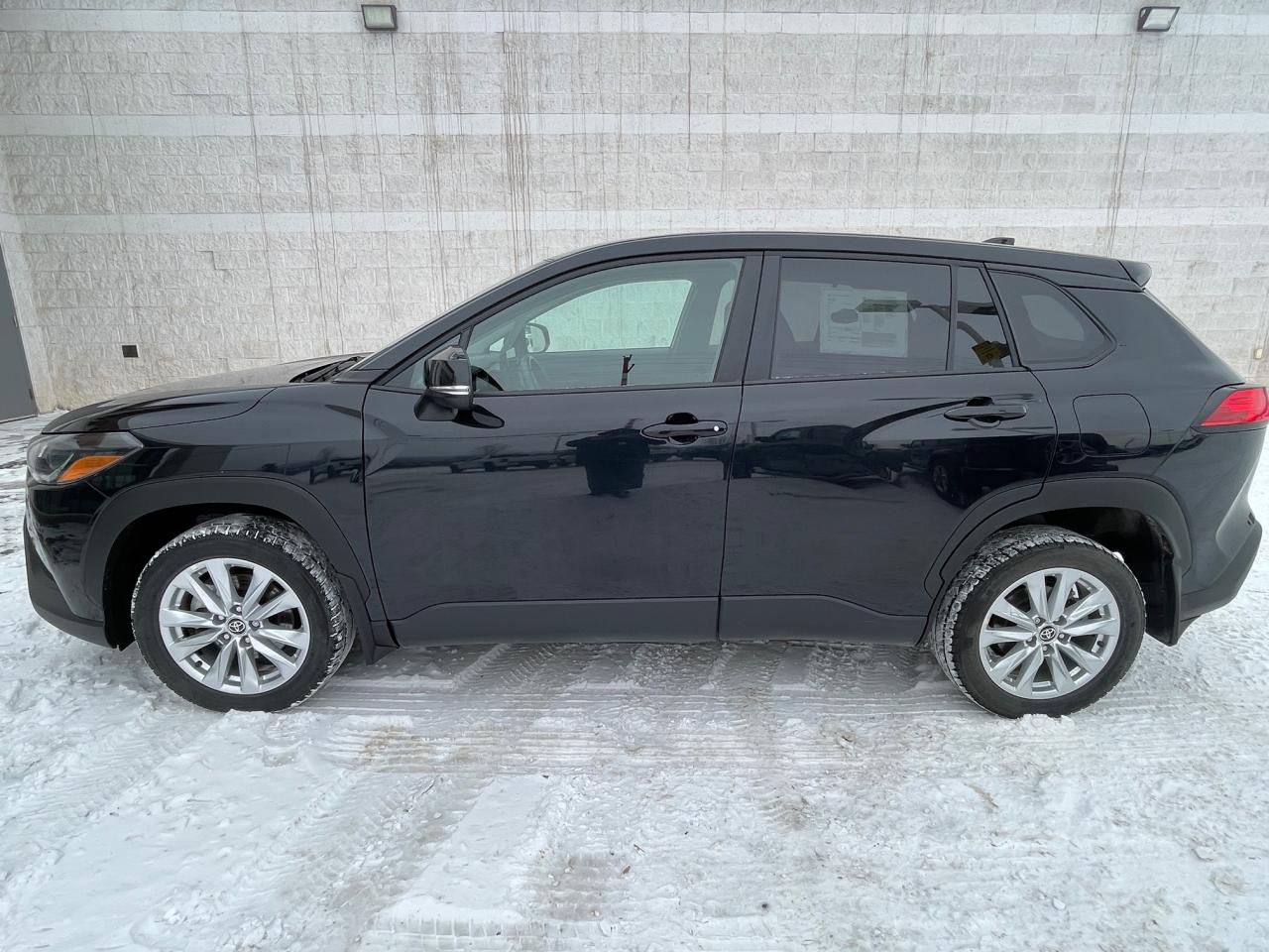 2025 Toyota Corolla Cross LE Photo3