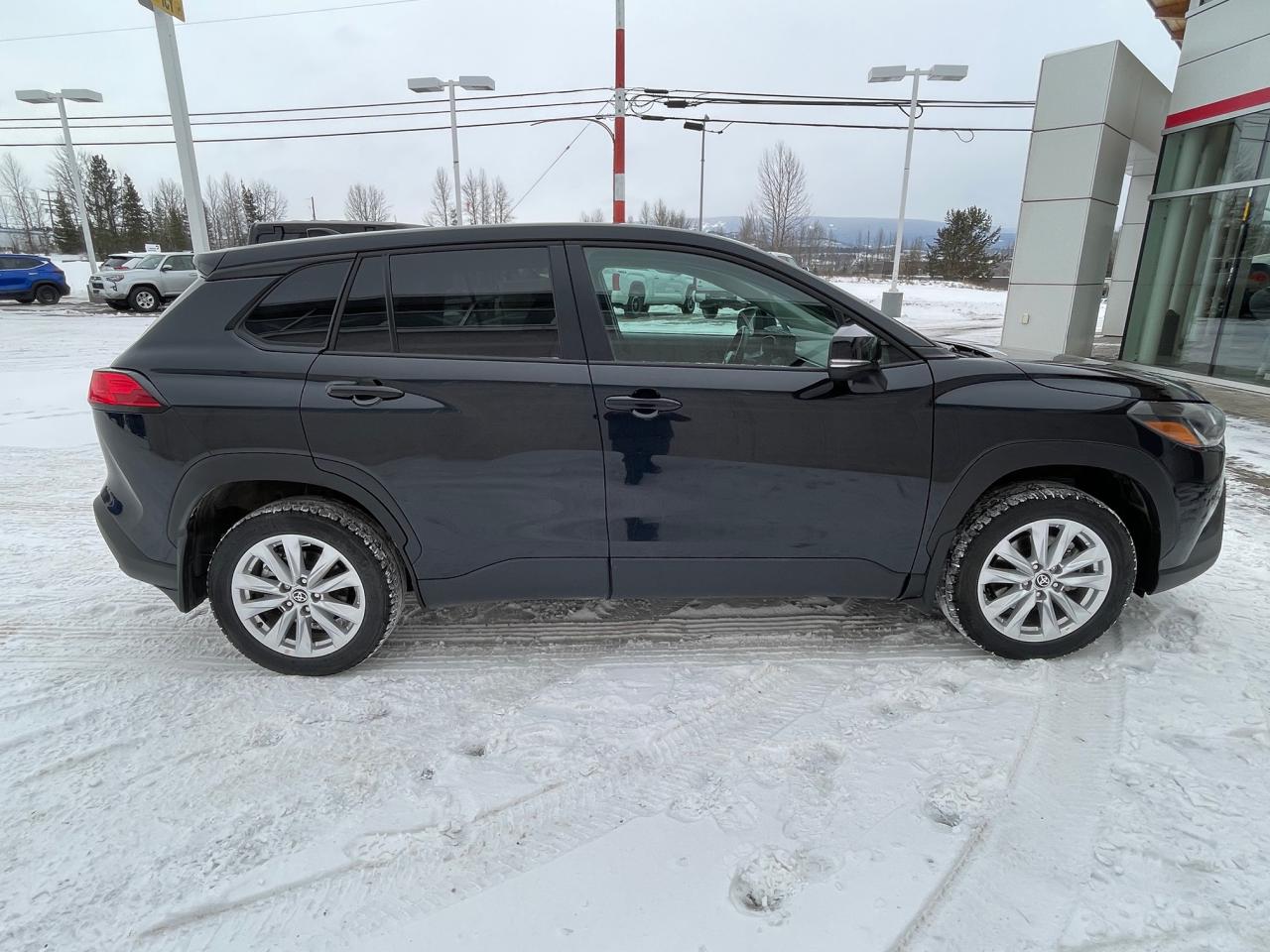 2025 Toyota Corolla Cross LE Photo2