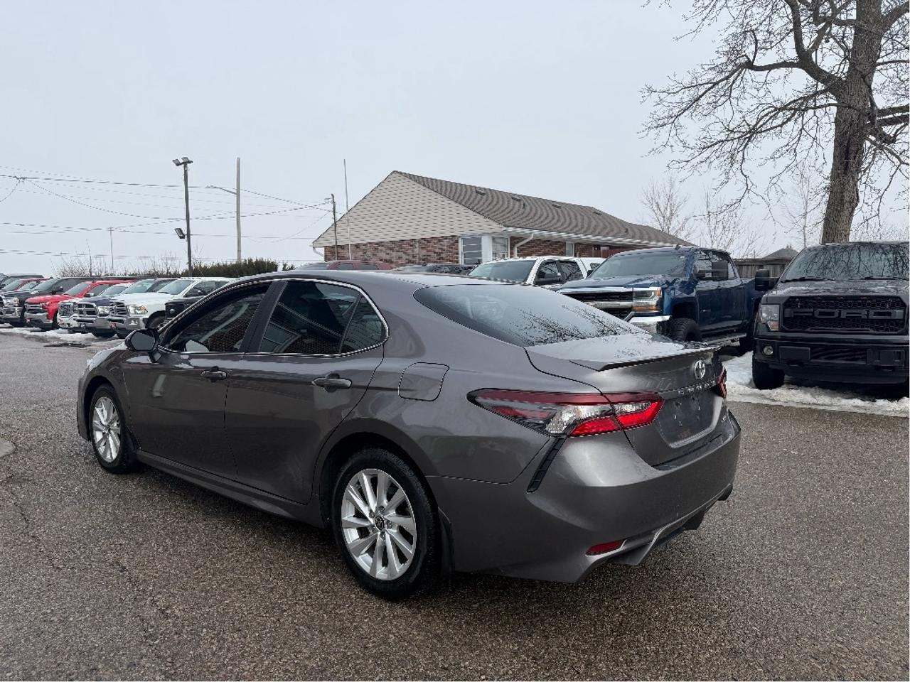 2023 Toyota Camry SE | Clean CARFAX | Very Well Maintained Photo