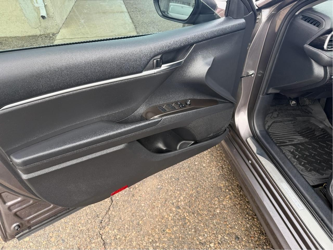 2023 Toyota Camry SE | Clean CARFAX | Very Well Maintained Photo