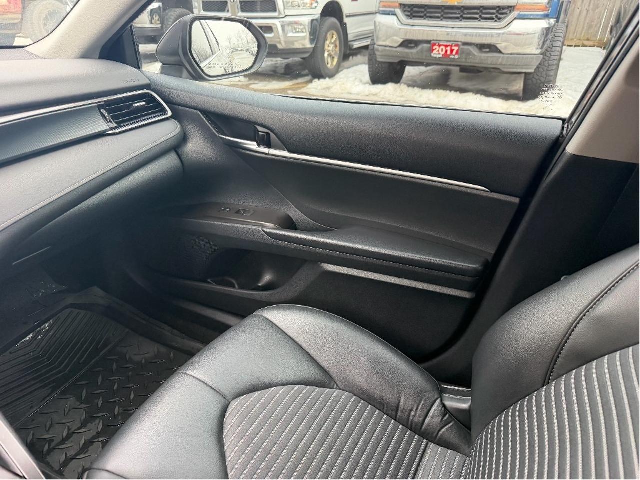 2023 Toyota Camry SE | Clean CARFAX | Very Well Maintained Photo