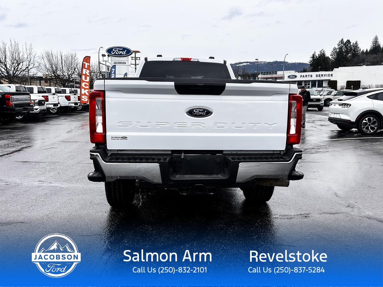 2023 Ford F-350 Super Duty SRW XLT Photo3