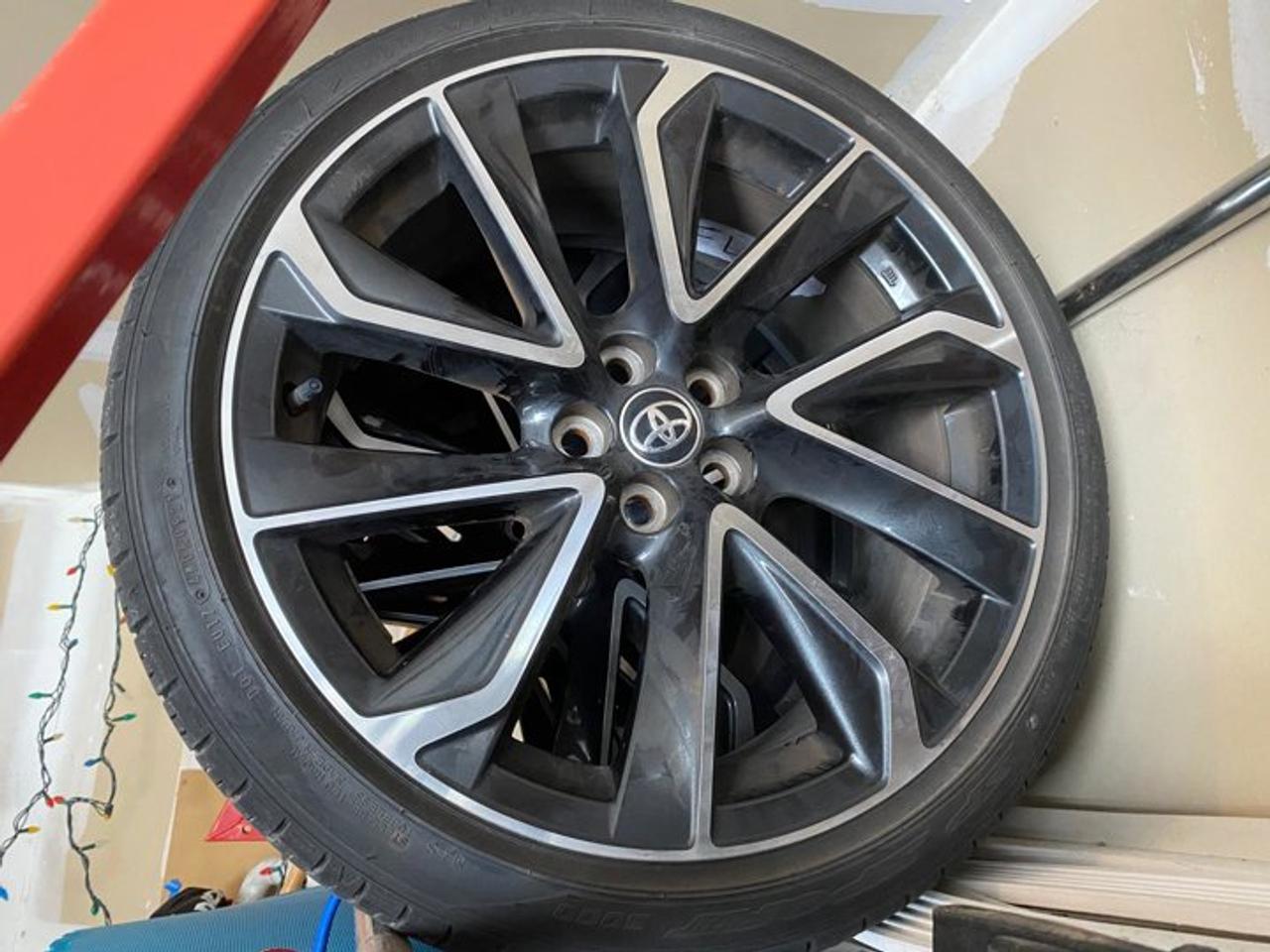 2021 Toyota Corolla Hatchback SE Upgrade | 6-Speed Manual | 18" Alloys | Heated Wheel + Seats | CarPlay + Android | and More ! Photo2