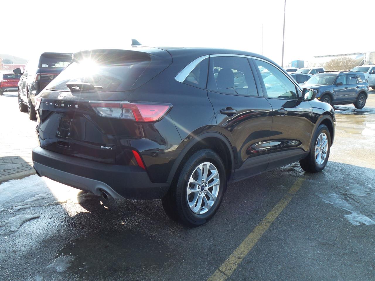 2022 Ford Escape SE, AWD, LOCAL TRADE, NAVIGATION, HEATED SEATS! Photo4