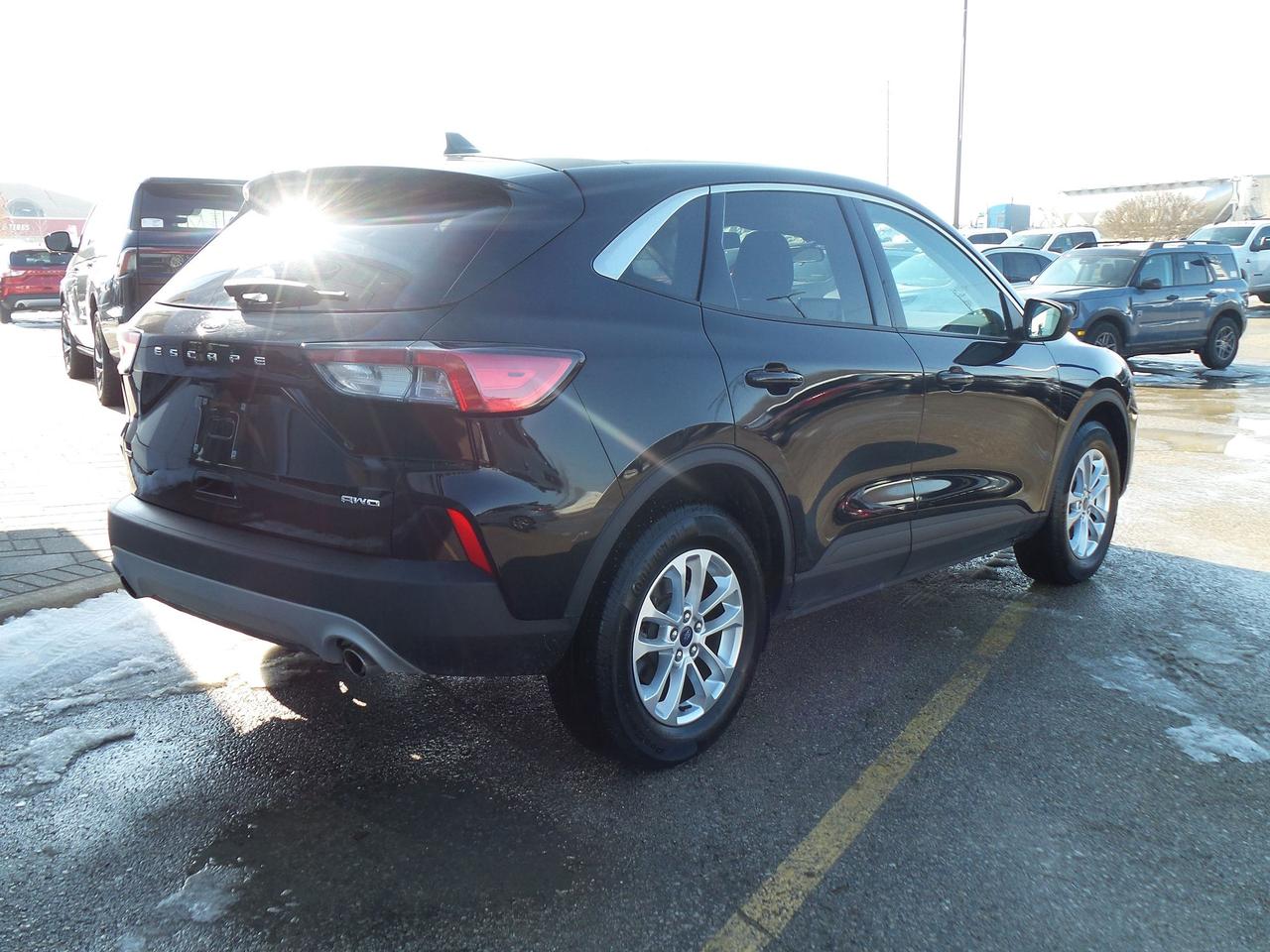 2022 Ford Escape SE, AWD, LOCAL TRADE, NAVIGATION, HEATED SEATS! Photo4