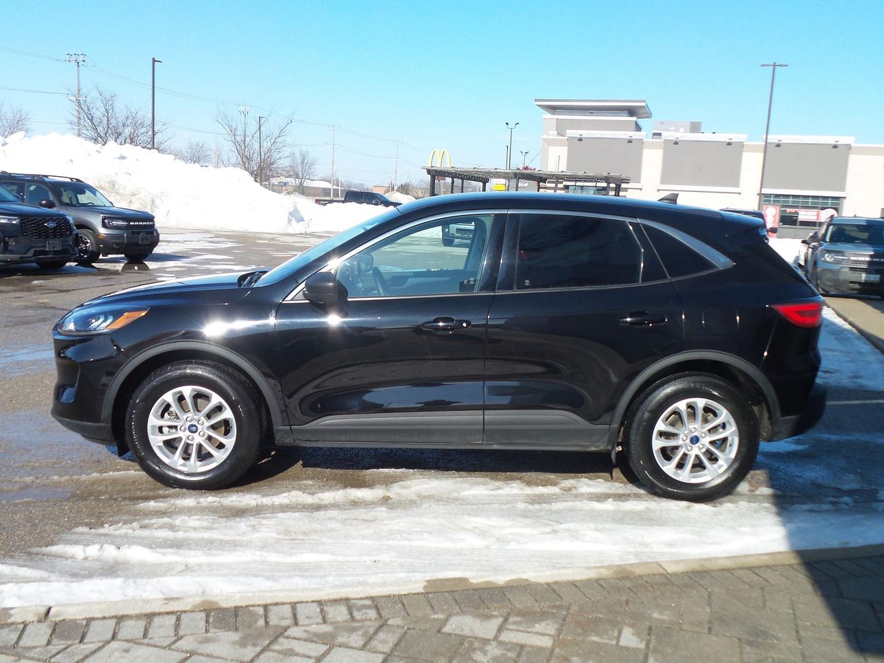 2022 Ford Escape SE, AWD, LOCAL TRADE, NAVIGATION, HEATED SEATS! Photo