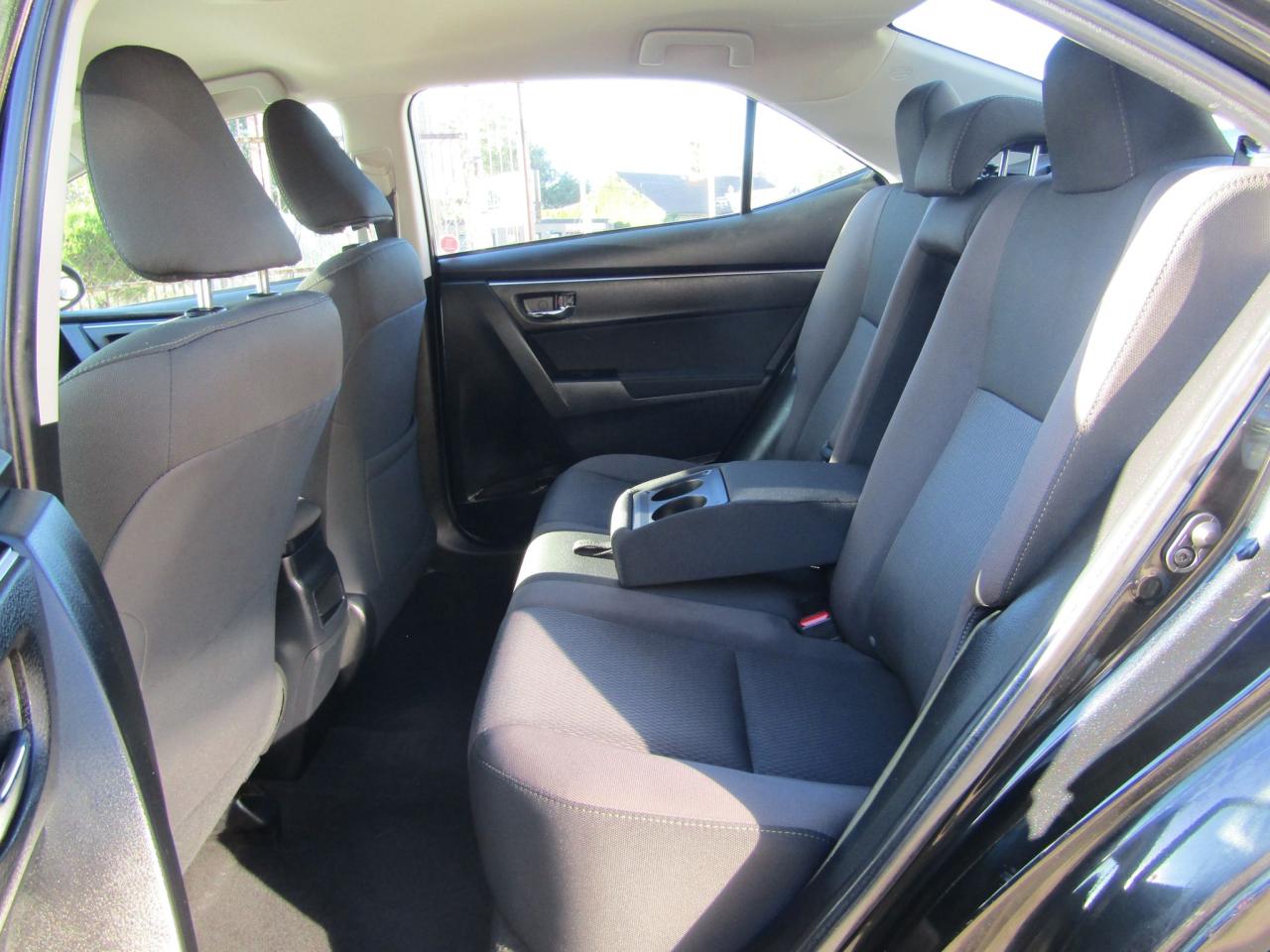 2018 Toyota Corolla LE Photo2