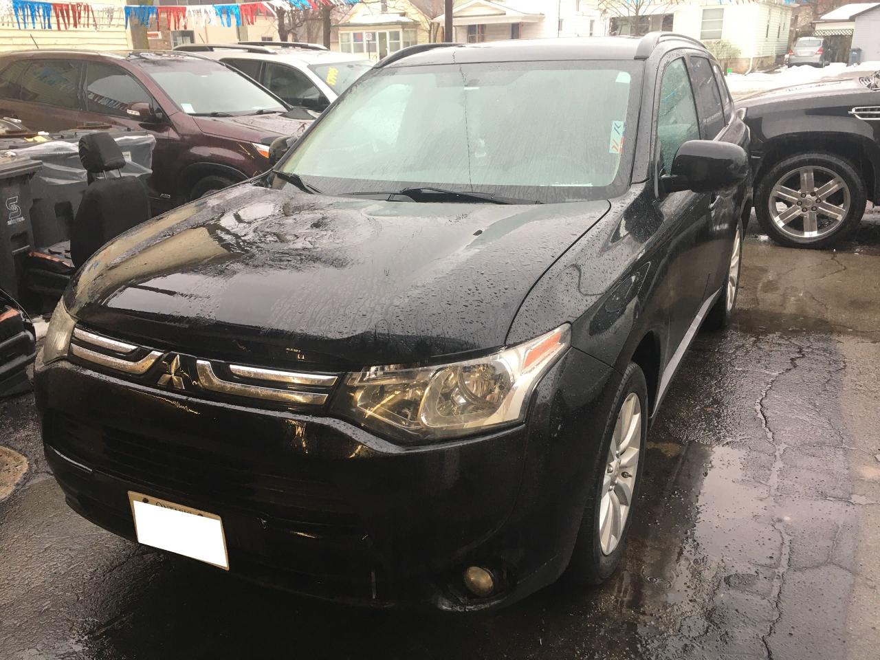 2014 Mitsubishi Outlander ES - Photo #1