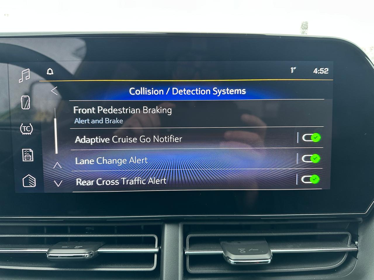 2024 Chevrolet Trax 2RS HTD-LTHR Sunroof DriverAssist XM CarPlay RvCam Photo