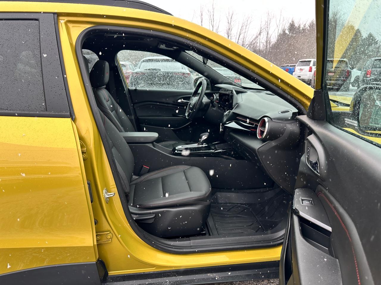 2024 Chevrolet Trax 2RS HTD-LTHR Sunroof DriverAssist XM CarPlay RvCam Photo