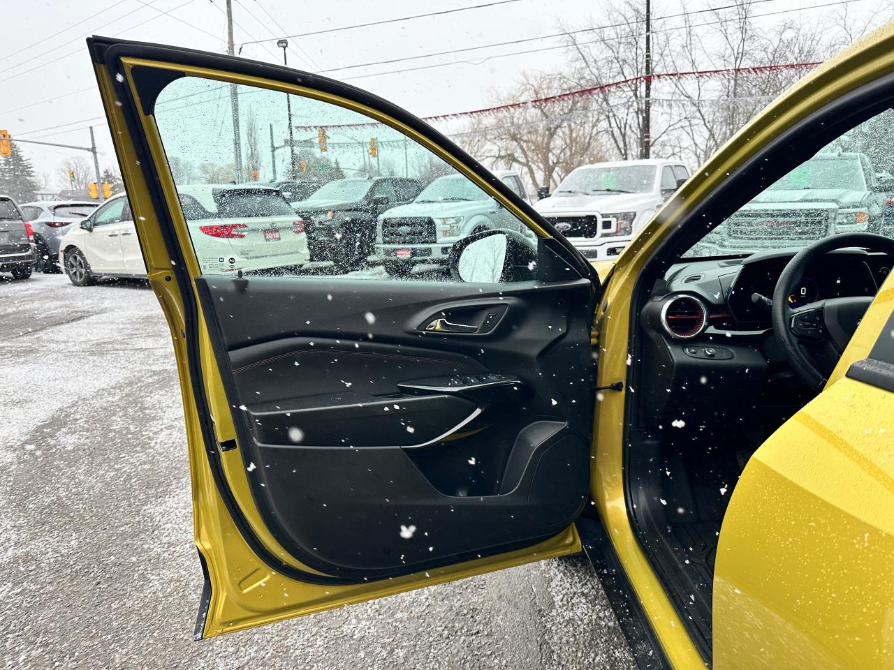 2024 Chevrolet Trax 2RS HTD-LTHR Sunroof DriverAssist XM CarPlay RvCam Photo