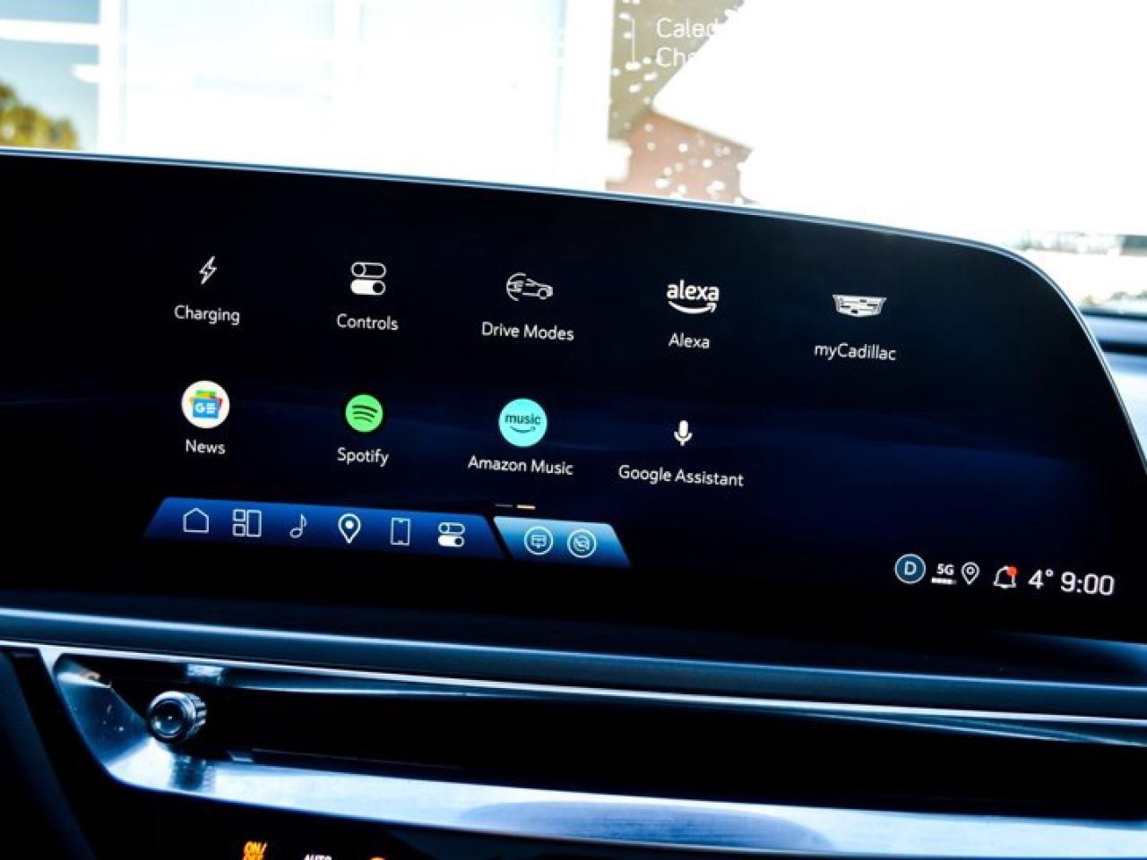 2024 Cadillac LYRIQ Tech 33"Display Glass Roof w/Power Shade Blind Spot R-Start Photo