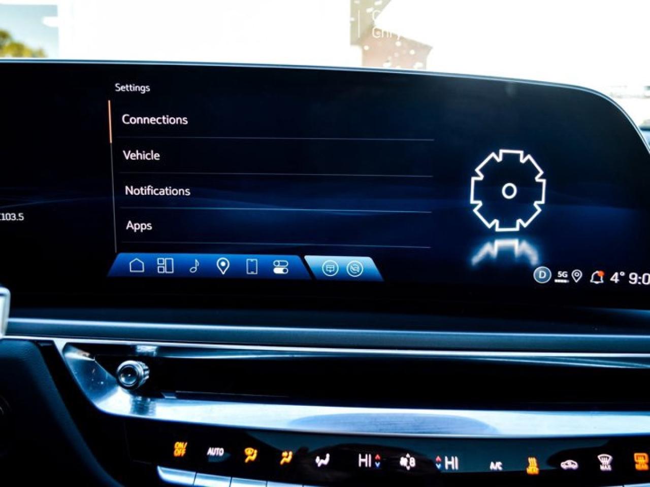 2024 Cadillac LYRIQ Tech 33"Display Glass Roof w/Power Shade Blind Spot R-Start Photo