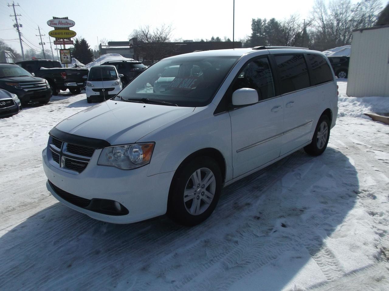 2017 Dodge Grand Caravan Crew Photo2
