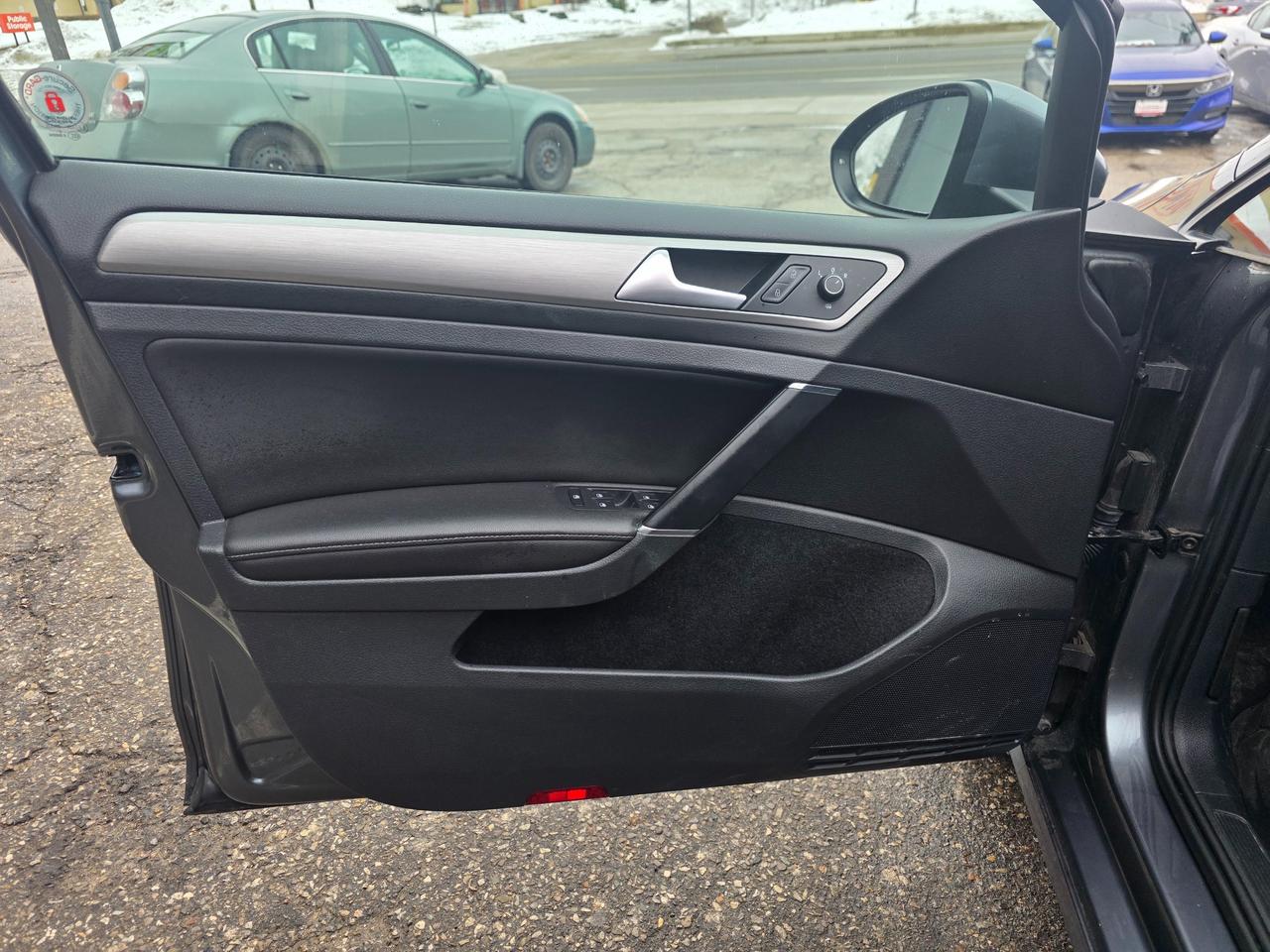 2017 Volkswagen Golf 1.8 TSI Comfortline Sunroof | Leather | Backup Camera | Apple Car Play | Android Auto Photo