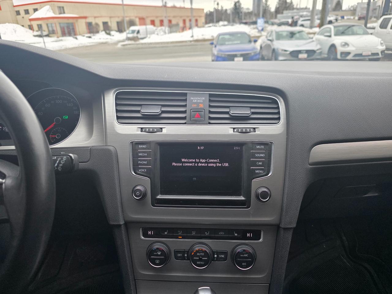 2017 Volkswagen Golf 1.8 TSI Comfortline Sunroof | Leather | Backup Camera | Apple Car Play | Android Auto Photo