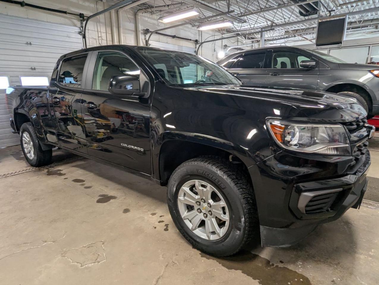 2021 Chevrolet Colorado 4WD LT WITH ROLL N LOCK TONNEAU COVER!! Photo