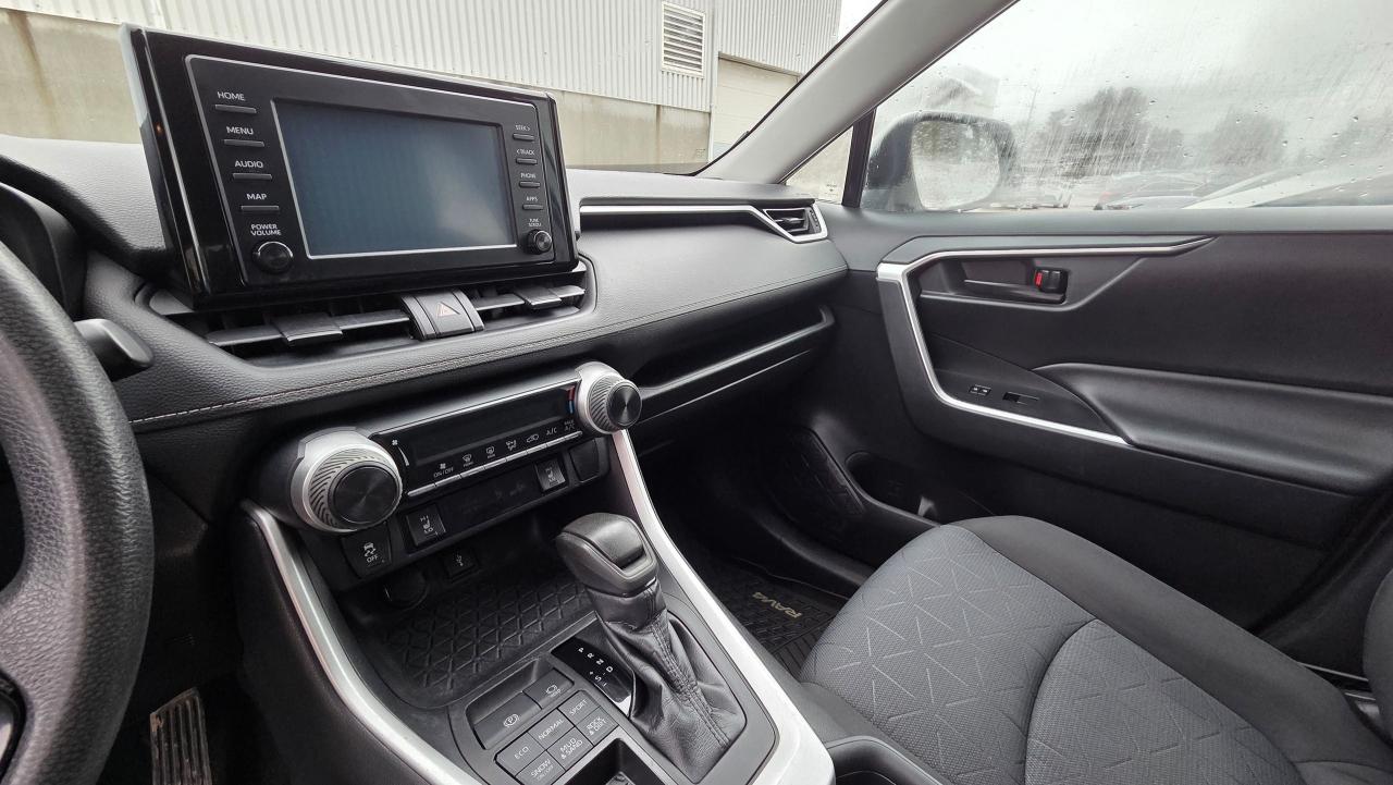 2020 Toyota RAV4 LE Photo