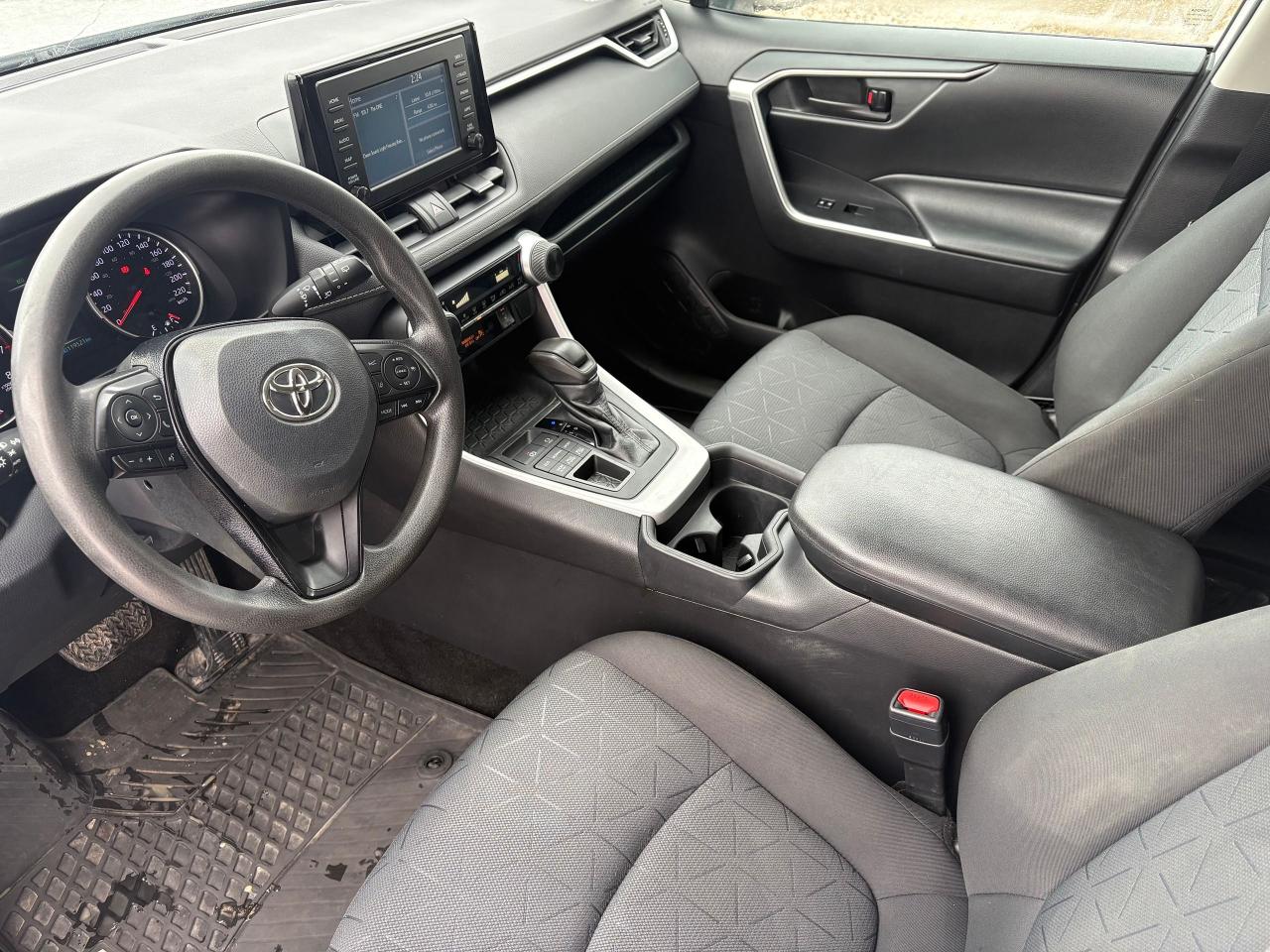 2020 Toyota RAV4 LE Photo4