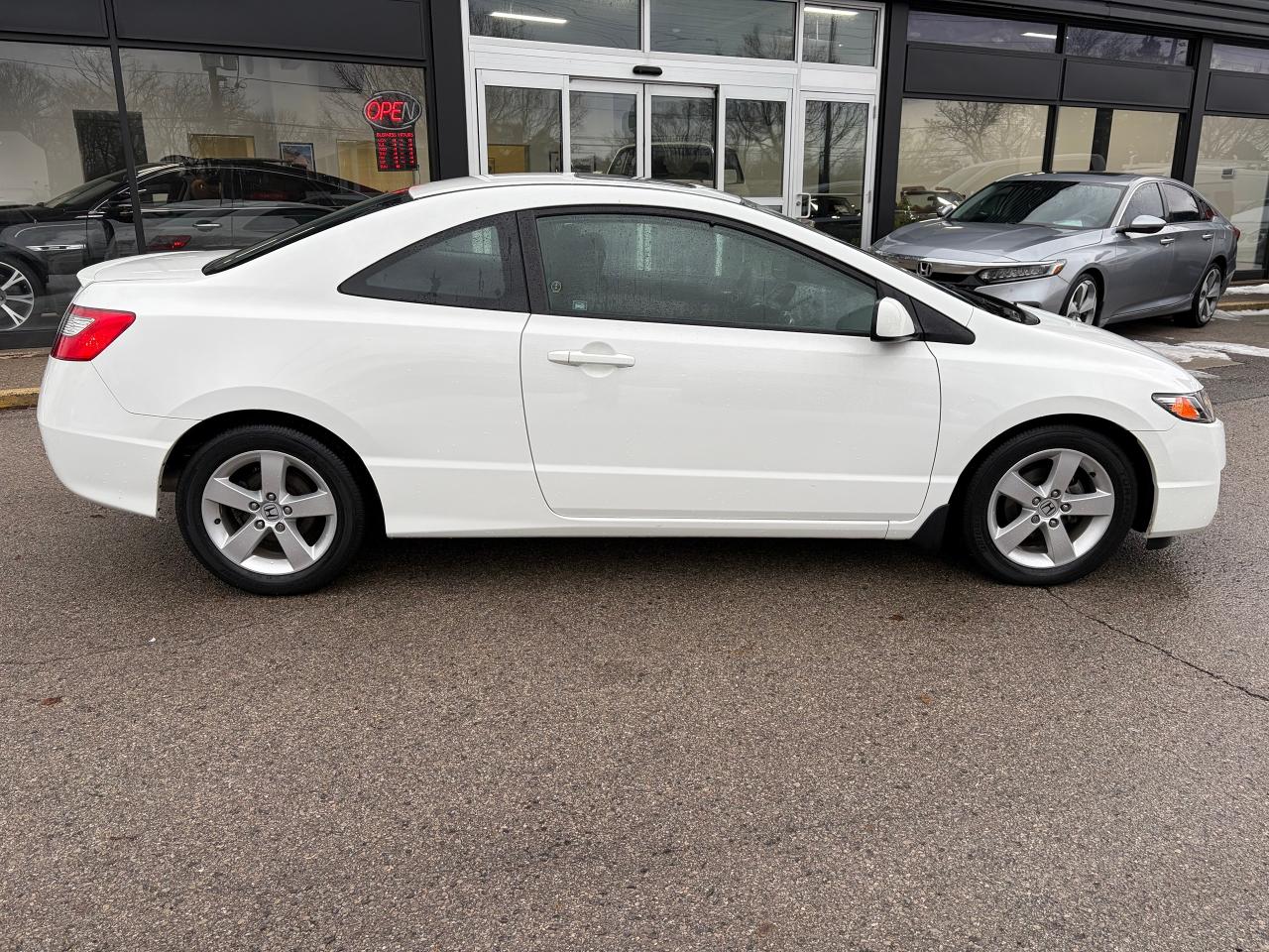 2011 Honda Civic SE  Coupe Photo