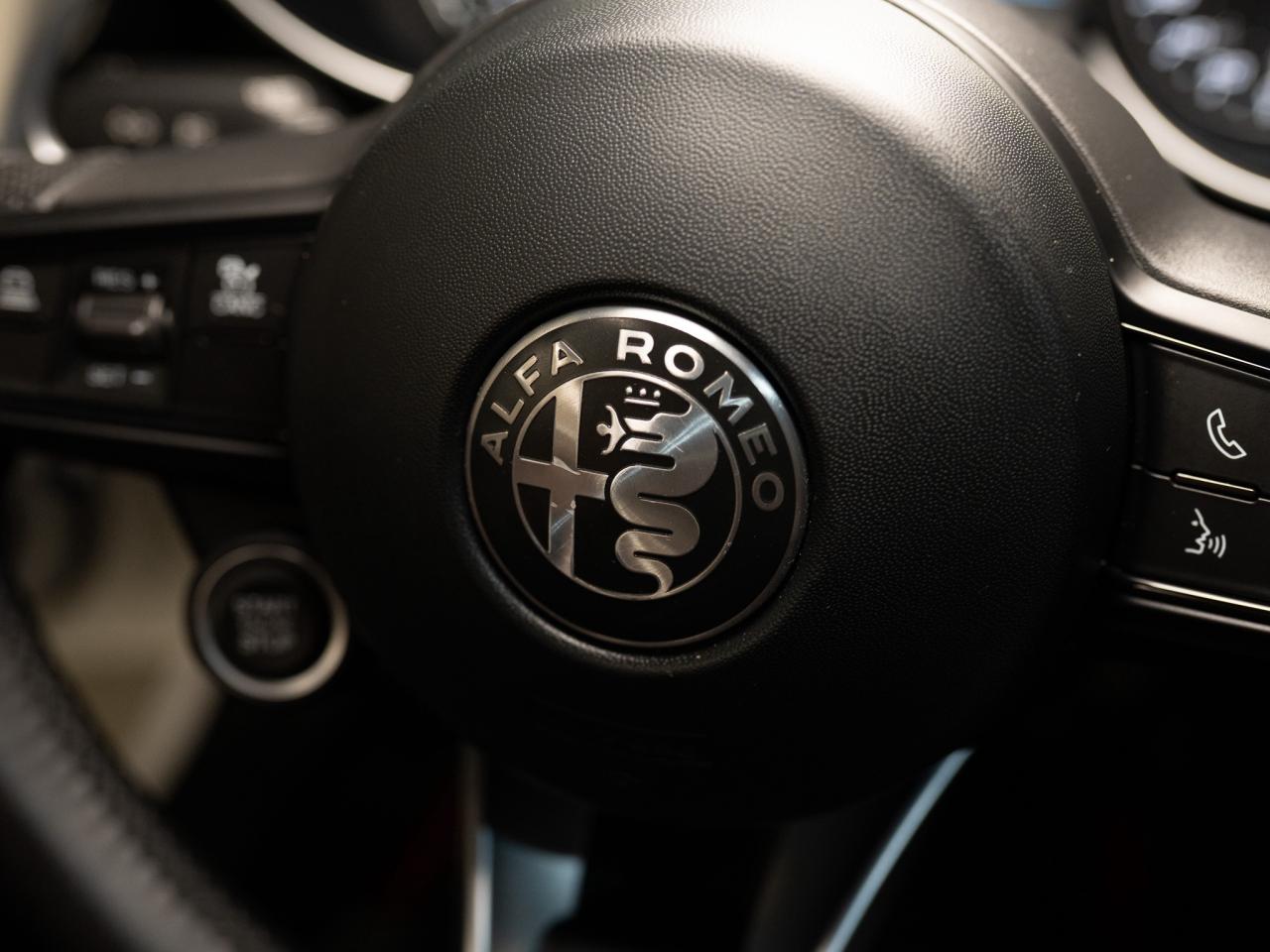 2022 Alfa Romeo Giulia SPRINT | Q4 | SUNROOF | 20 IN Photo