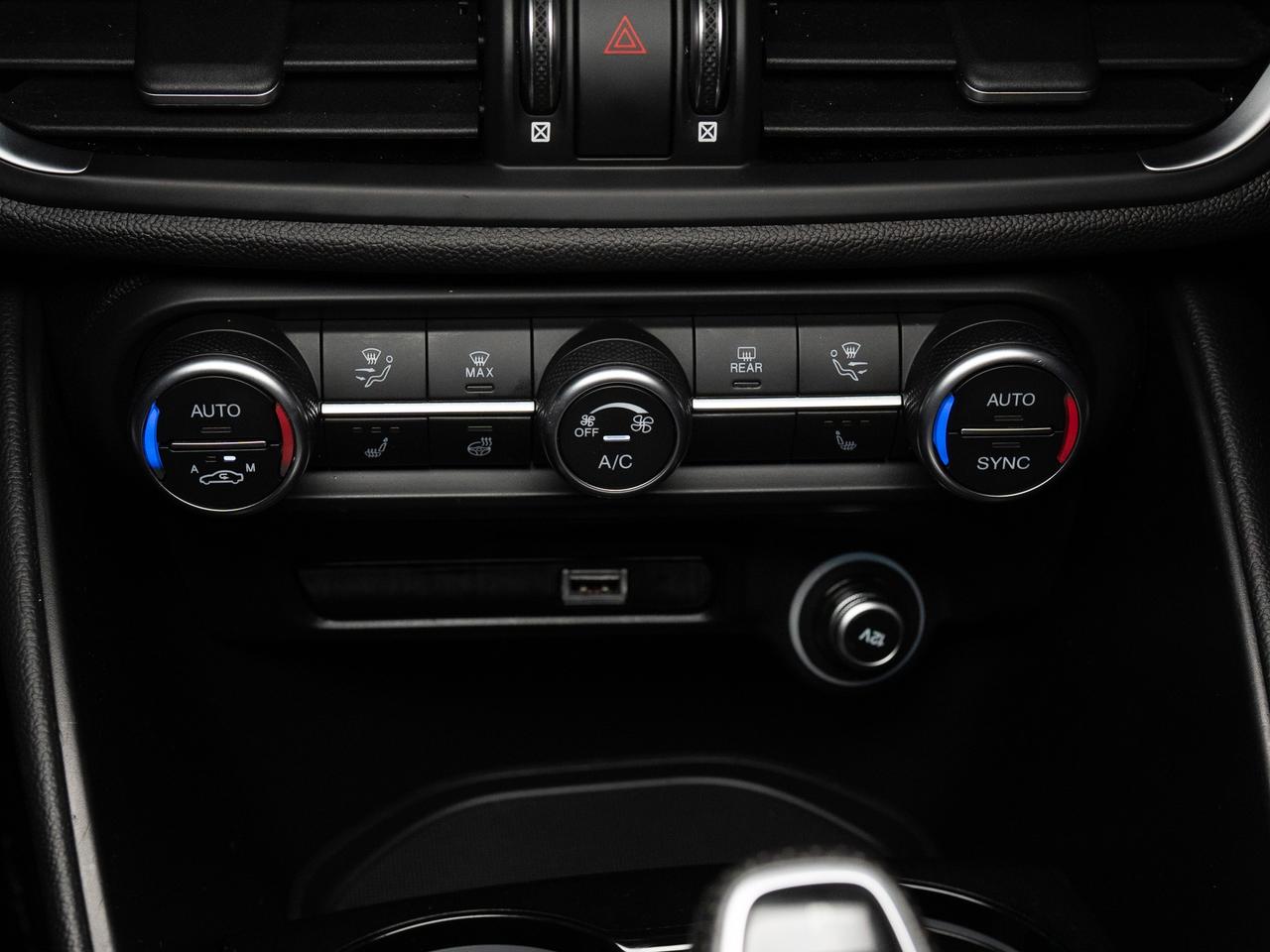 2022 Alfa Romeo Giulia SPRINT | Q4 | SUNROOF | 20 IN Photo