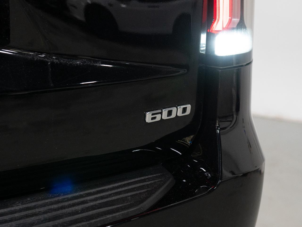 2024 Cadillac Escalade ESV PREMIUM LUXURY | 7 PASS | PERFORMANCE PKG | 22 IN Photo