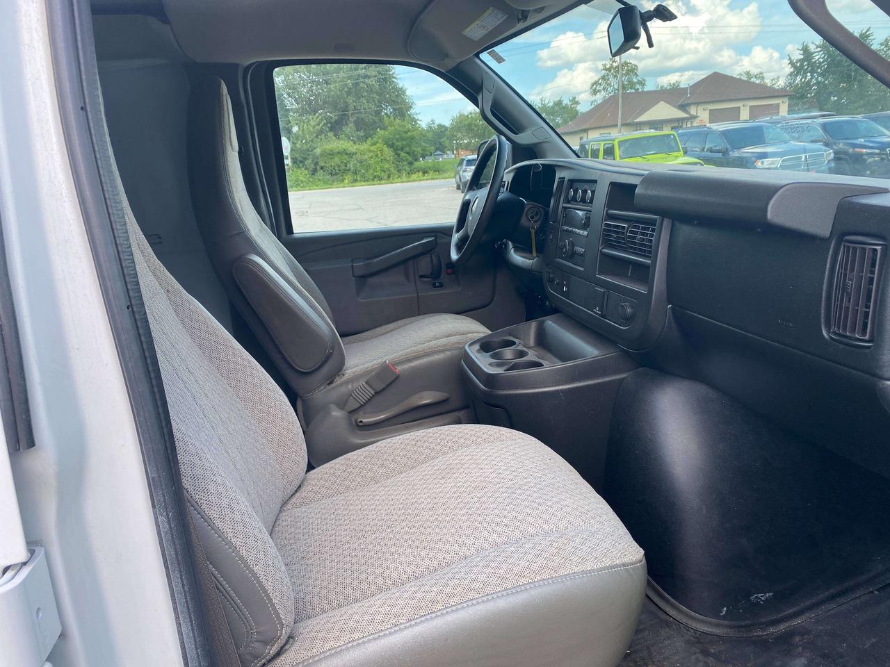 2017 GMC Savana RWD 2500 CARGO, CLEAN CARFAX, 2.8L DIESEL! - Photo #16