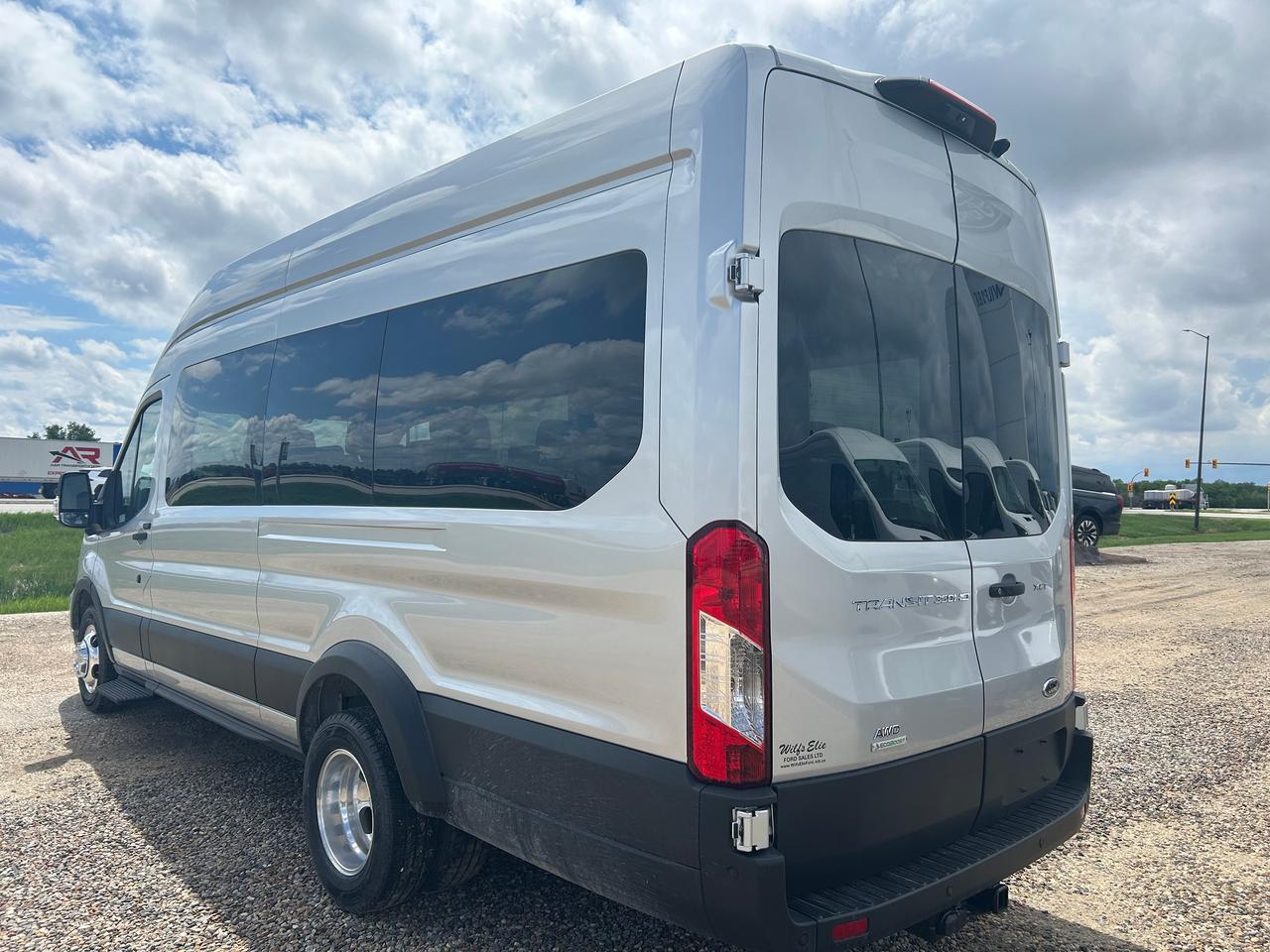 2025 Ford Transit Passenger Wagon XLT T-350 HD 148 EL High Roof  DRW AWD 302A Photo4