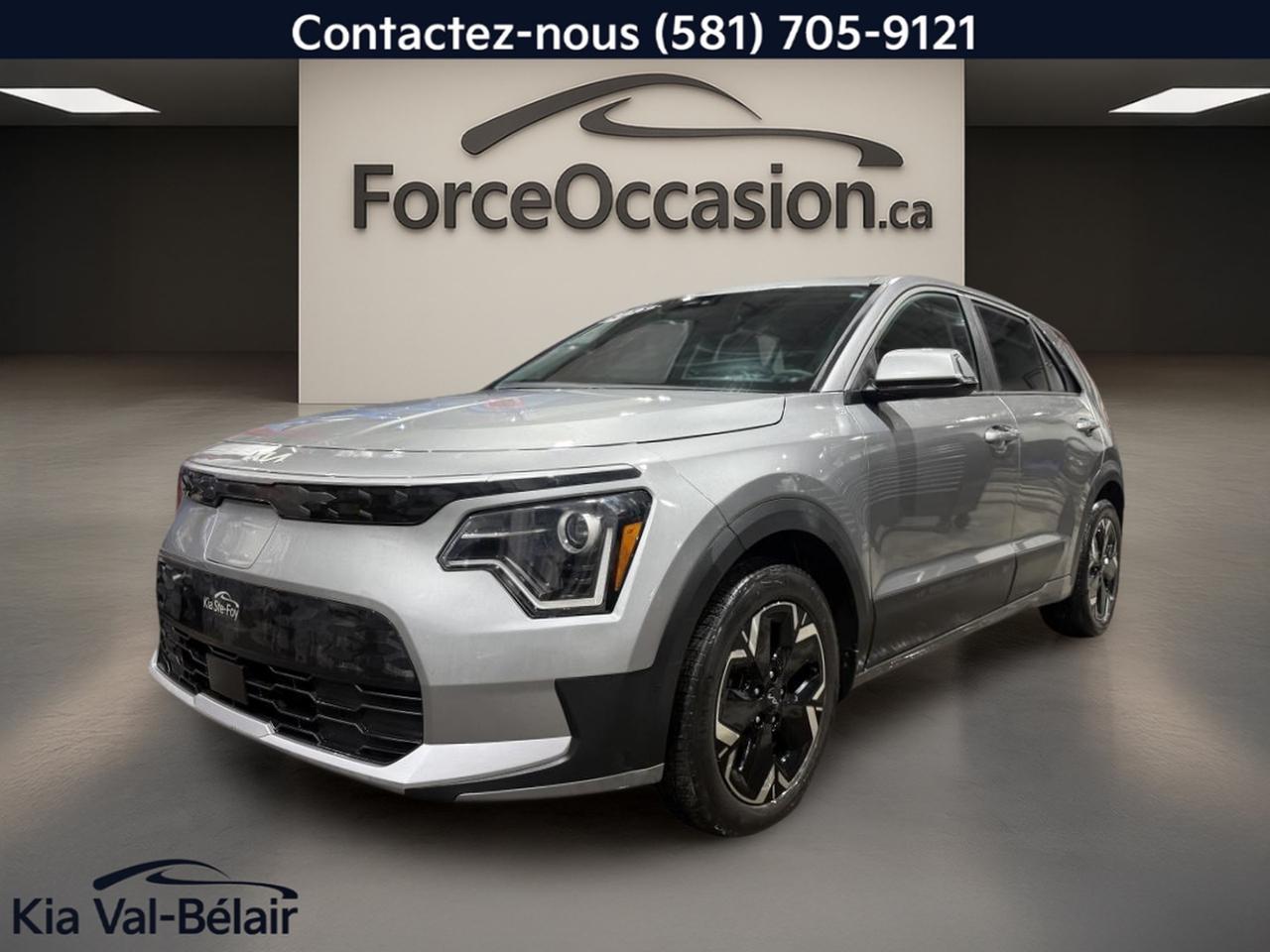 Jamais Accidenté // Un seul propriétaire // Inspecté en 135 points

Le Kia Niro EV 2023 usagé offert chez Kia Val-Bélair à Québec est un VUS 100 % électrique pensé pour les déplacements dici, avec une conduite silencieuse et une réponse immédiate à laccélération. Cette unité se présente en gris avec un intérieur noir, 4 portes et une transmission automatique, pour un quotidien simple et sans essence.

CARACTÉRISTIQUES DU VÉHICULE ÉLECTRIQUE
»» Motorisation 100 % électrique, conduite sans essence  
»» Transmission automatique, accélération fluide en ville  
»» Traction avant pour une conduite prévisible  
»» Surveillance de la pression des pneus incluse  

CARACTÉRISTIQUES DE SÉCURITÉ AVANCÉES
»» Avertissement de sortie de voie  
»» Surveillance des angles morts  
»» Système de freinage anti-blocage (ABS)  
»» Contrôle de stabilité électronique  

PERFORMANCE ET EFFICACITÉ
»» Moteur électrique de 201 hp  
»» Direction assistée pour manoeuvres plus faciles  
»» Régulateur de vitesse pour lautoroute  
»» Pneus haute performance (selon léquipement indiqué)  

CONFORT
»» Sièges avant chauffants  
»» Climatisation avant avec contrôle automatique  
»» Démarrage par bouton-poussoir  
»» Volant réglable, position de conduite adaptable  

TECHNOLOGIE ET CONNECTIVITÉ
»» Intégration Bluetooth pour appels et audio  
»» Système de navigation (GPS) intégré  
»» Commandes audio au volant  
»» Radio HD et radio satellite  

ESPACE DE CHARGEMENT
»» Accès au coffre arrière  
»» Banquette arrière et coffre utilisables au quotidien  
»» Ouverture arrière pratique pour chargement  
»» Dégivreur de vitre arrière pour visibilité  

APPRÉCIÉ DES AUTRES PROPRIÉTAIRES
»» Conduite électrique silencieuse, agréable au quotidien  
»» Réponse rapide à laccélération en ville  
»» Aides à la conduite utiles sur autoroute  
»» Confort des sièges avant chauffants lhiver  

GARANTIE
»» Garantie légale seulement  
»» Garantie dusage  
»» Garantie de durée raisonnable  
»» Garantie contre les vices cachés  

Côté sécurité, ce Kia Niro EV 2023 mise sur des aides concrètes pour réduire le stress au volant, dont la surveillance des angles morts et lavertissement de sortie de voie. Il est aussi équipé de coussins gonflables avant, latéraux et latéraux de tête, ainsi que de serrures de sécurité enfant, pour une tranquillité desprit accrue.

Pour la conduite, le moteur électrique de 201 hp et la transmission automatique donnent une accélération franche et linéaire, particulièrement appréciable en circulation urbaine. Le régulateur de vitesse, le contrôle de stabilité et lABS complètent lensemble pour des trajets plus stables, autant sur boulevard que sur autoroute.

Au quotidien, léquipement vise la simplicité: démarrage par bouton-poussoir, vitres électriques, rétroviseurs électriques chauffants avec clignotants, et phares automatiques. La caméra de recul aide lors des stationnements, et les vitres teintées ainsi que laileron arrière ajoutent une touche soignée à la silhouette.

Pour rester connecté, lintégration Bluetooth, la radio HD, la radio satellite et les commandes audio au volant permettent de gérer musique et appels sans quitter la route des yeux. Le système de navigation (GPS) est aussi inclus, pratique pour les déplacements à Québec et les sorties de fin de semaine.

Le NIV de ce Kia Niro EV PREMIUM *201HP *CUIR *TOIT *CAMÃ0RA *CARPLAY *HARMAN KARDON 2023 est le KNDCP3L11P5055312.

Garantie prolongée disponible, livraison en 48h