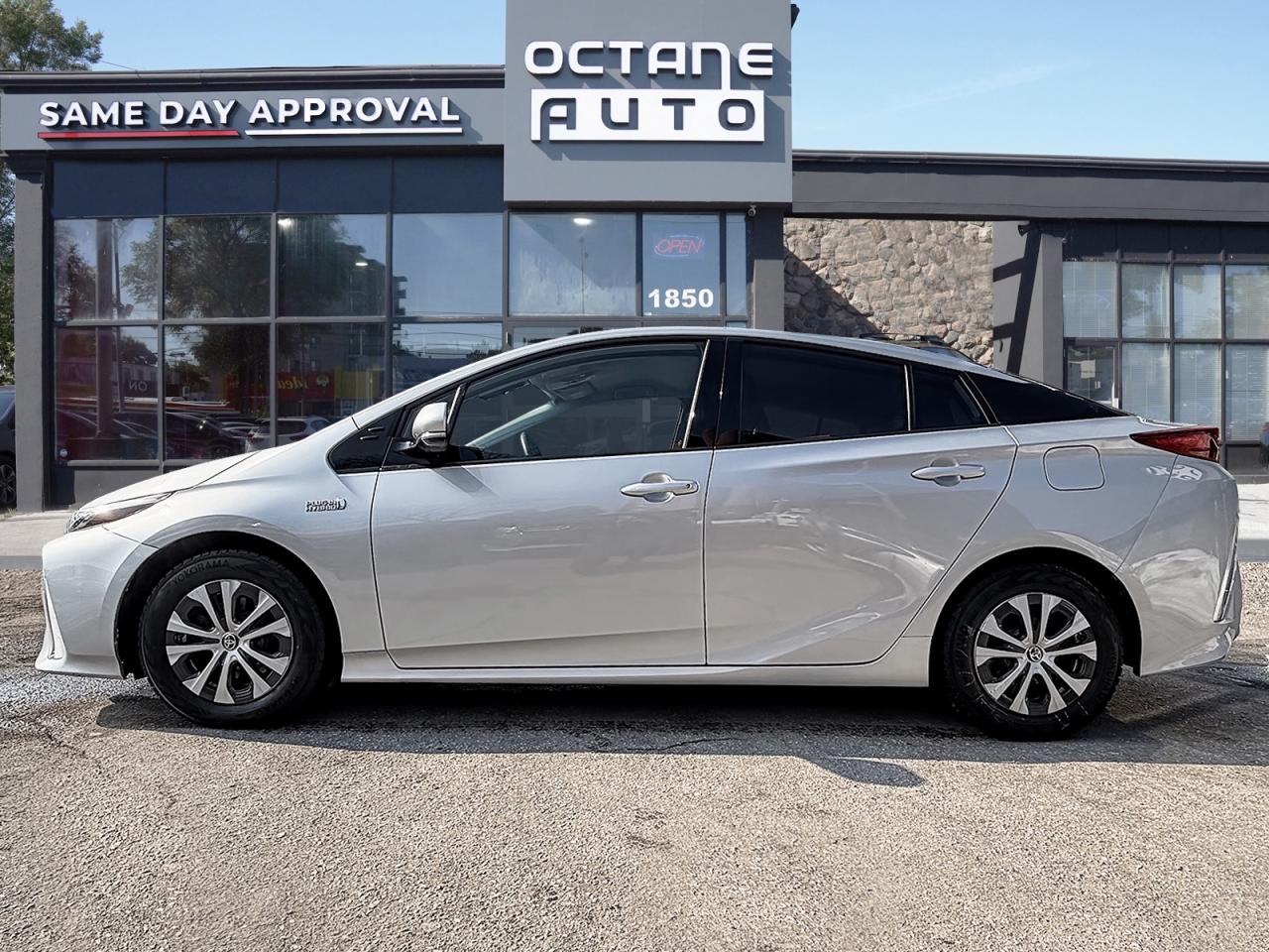 2020 Toyota Prius Prime FWD Photo2