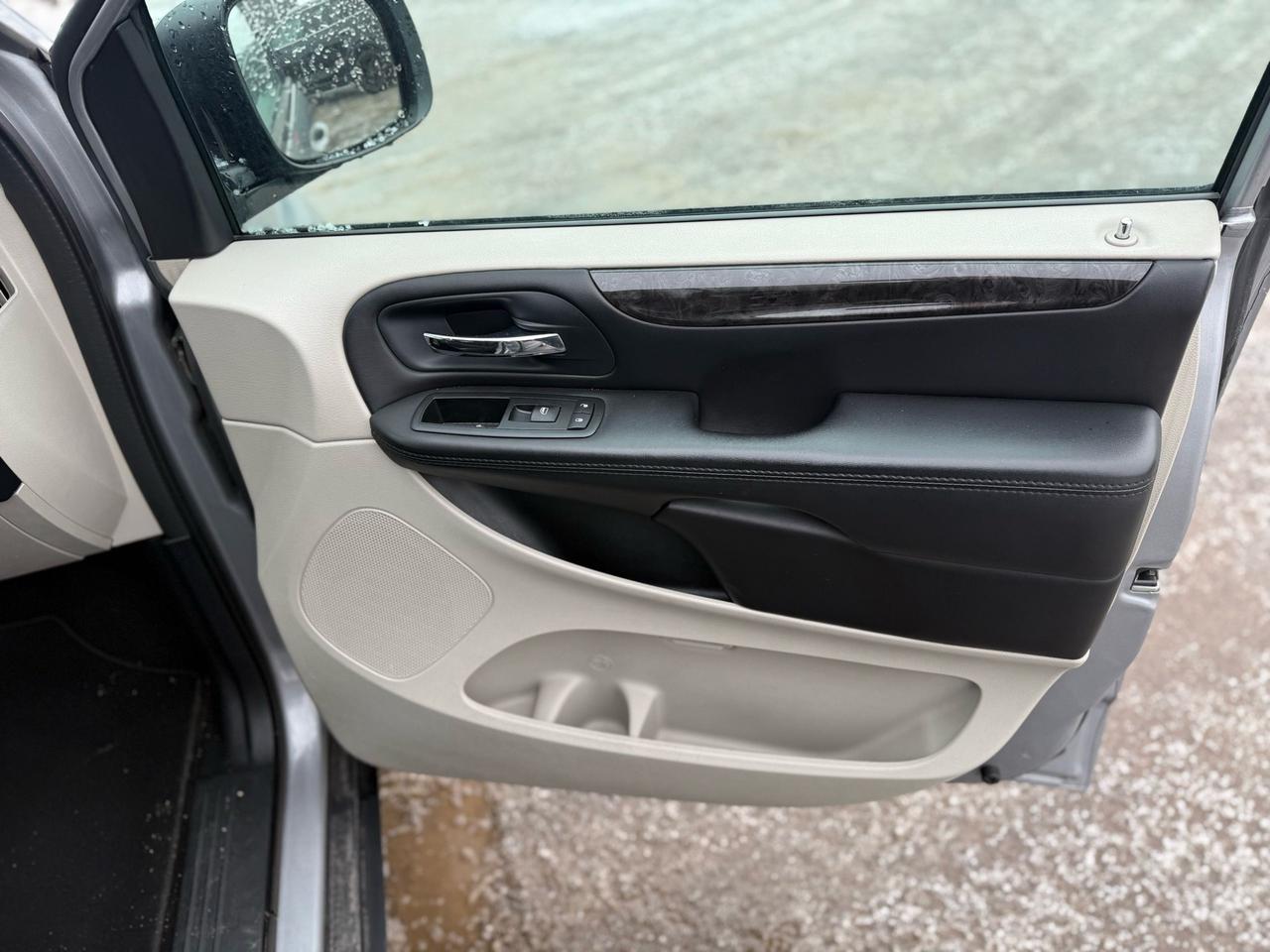 2014 Dodge Grand Caravan SXT Photo