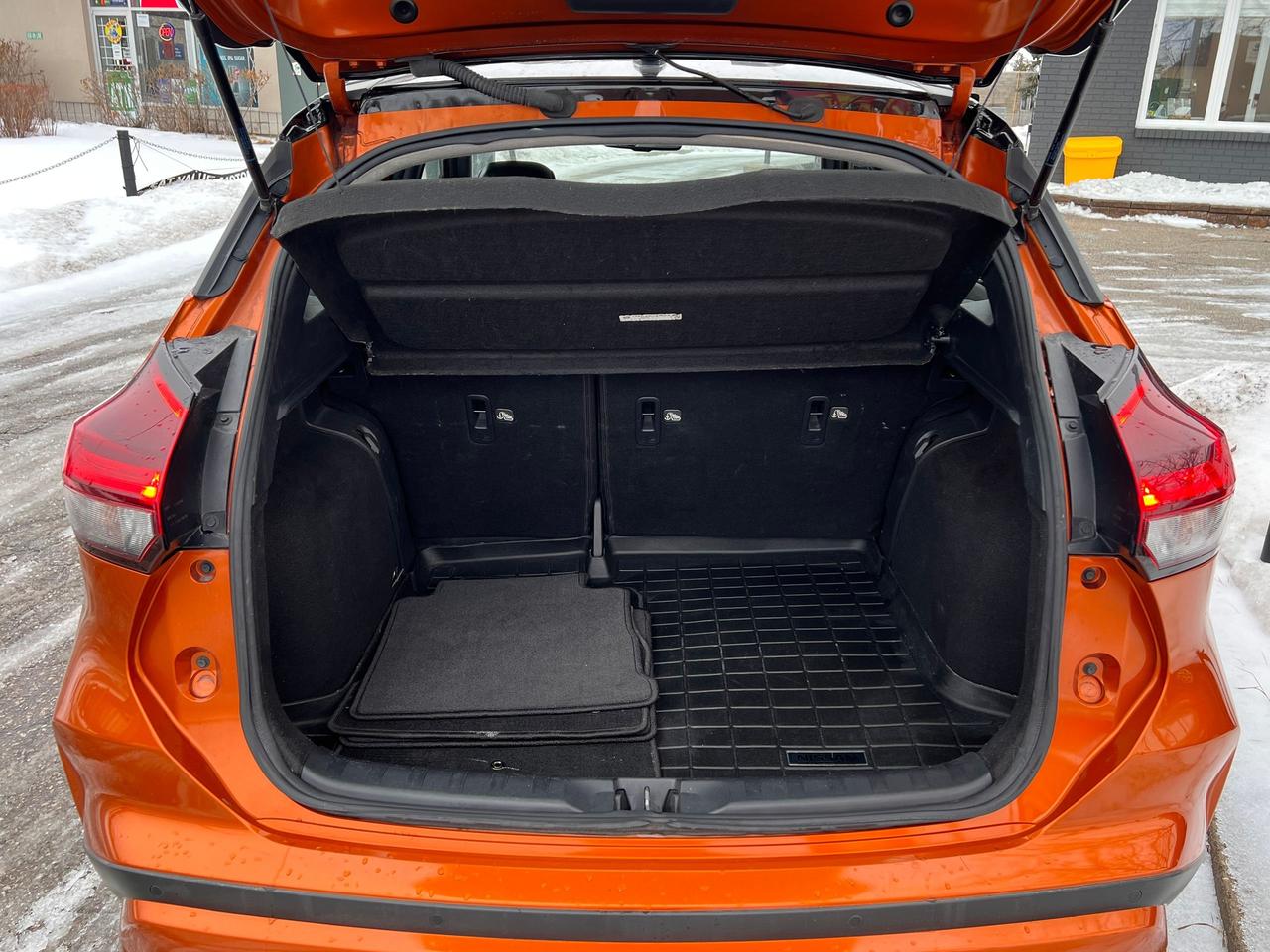 2022 Nissan Kicks SR ONE OWNER NO ACCIDENTS FULLY LOADED WARRANTY Photo