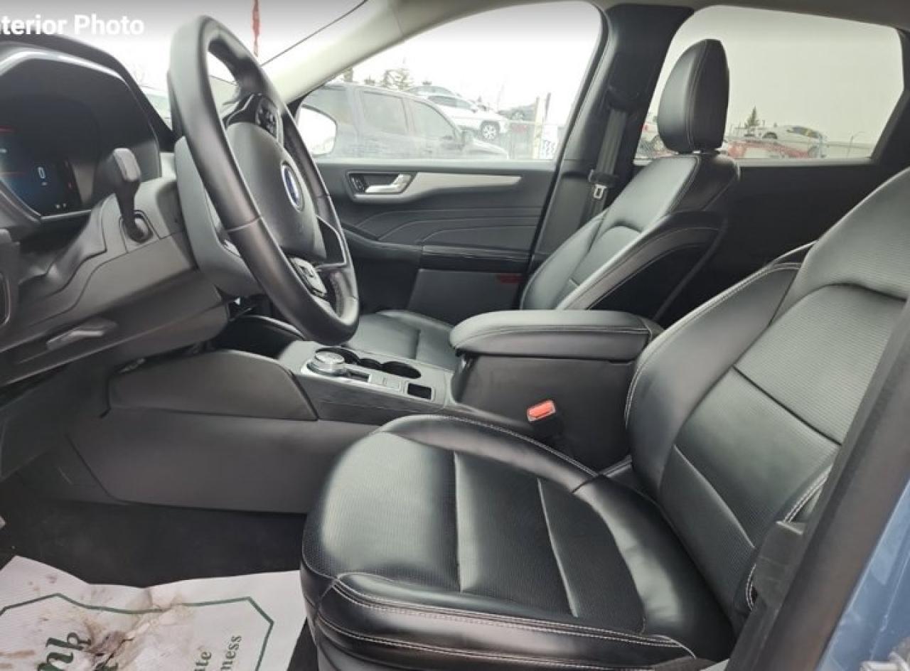 2025 Ford Escape Platinum AWD | 2.0L | Leather | Heated Wheel + Seats | Adaptive Cruise | Power Seat | and More ! Photo