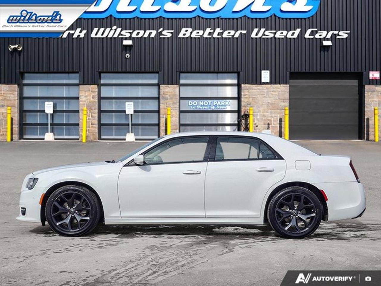 2022 Chrysler 300 300 Touring L | Leather | Heated Seats | Remote Start | CarPlay + Android | Rear Camera | and More ! Photo