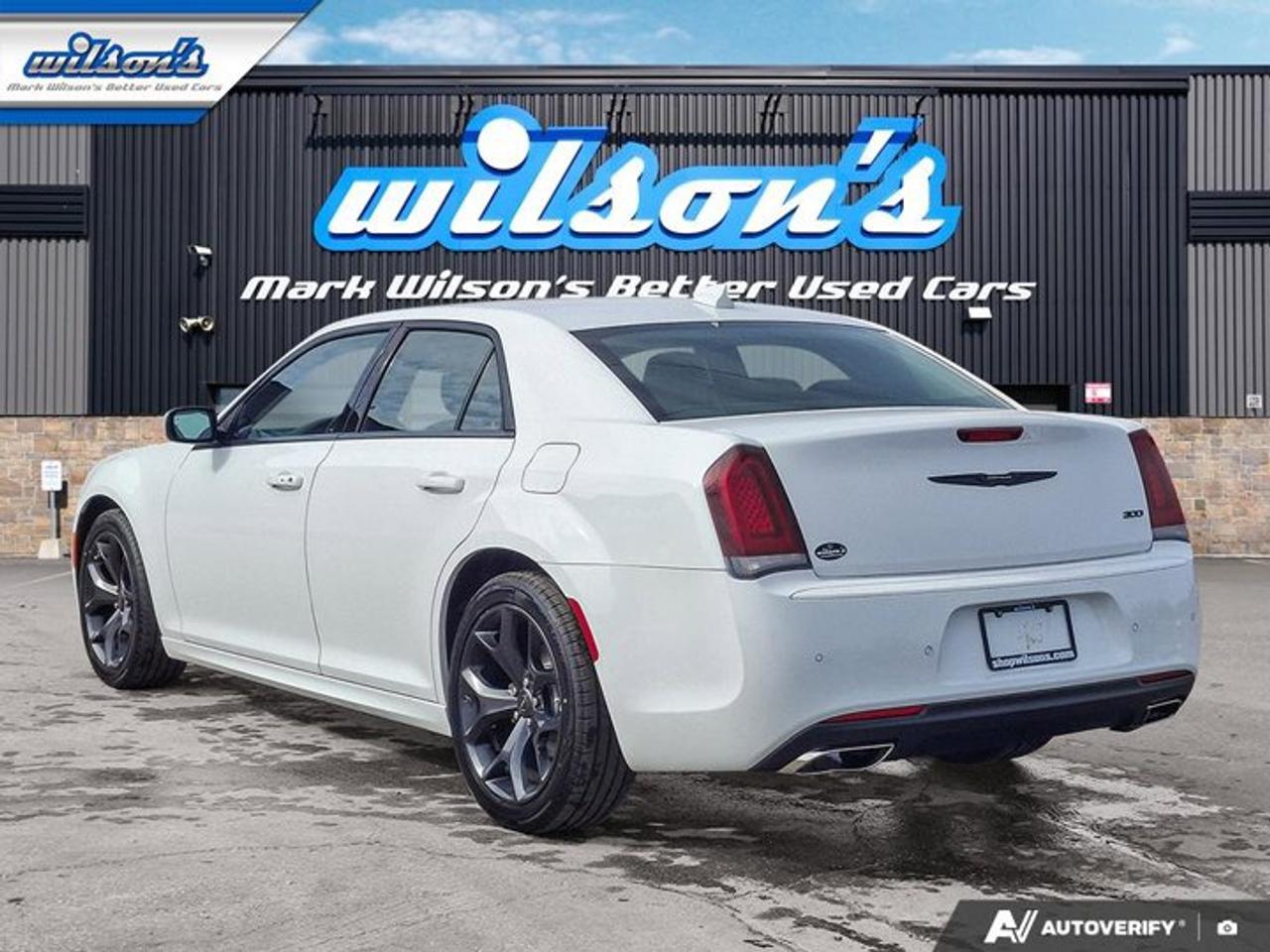 2022 Chrysler 300 300 Touring L | Leather | Heated Seats | Remote Start | CarPlay + Android | Rear Camera | and More ! Photo