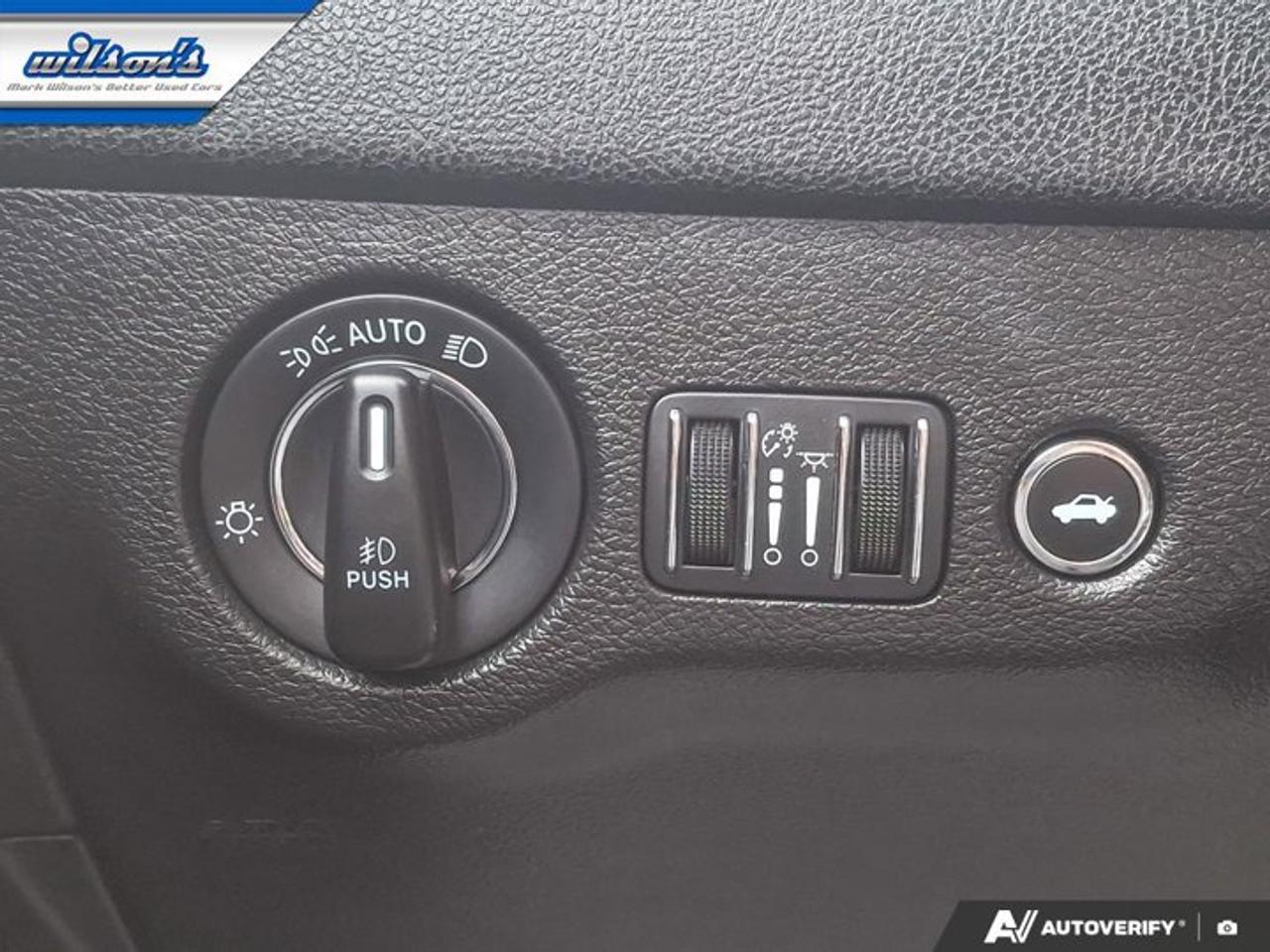 2022 Chrysler 300 300 Touring L | Leather | Heated Seats | Remote Start | CarPlay + Android | Rear Camera | and More ! Photo