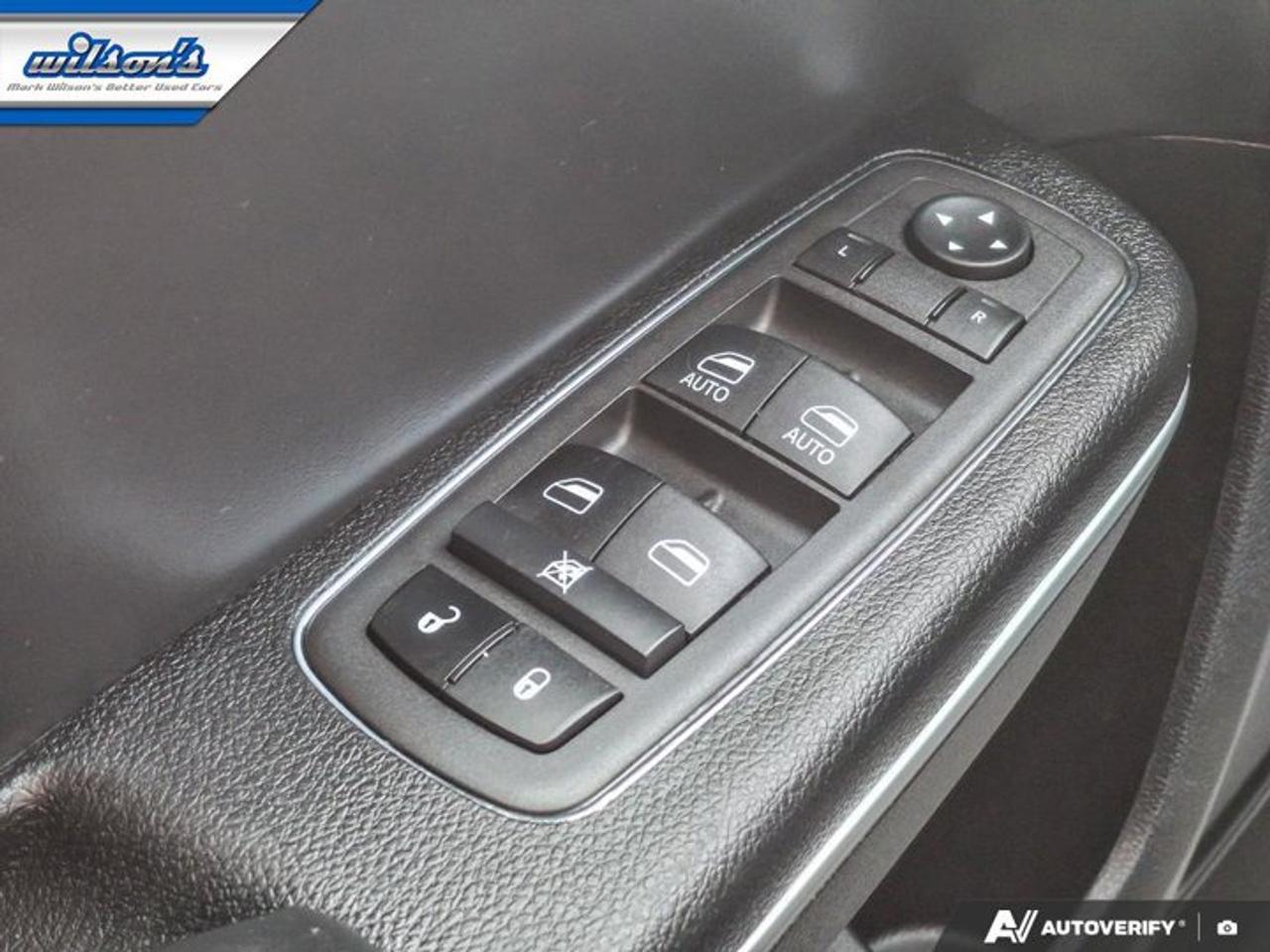 2022 Chrysler 300 300 Touring L | Leather | Heated Seats | Remote Start | CarPlay + Android | Rear Camera | and More ! Photo